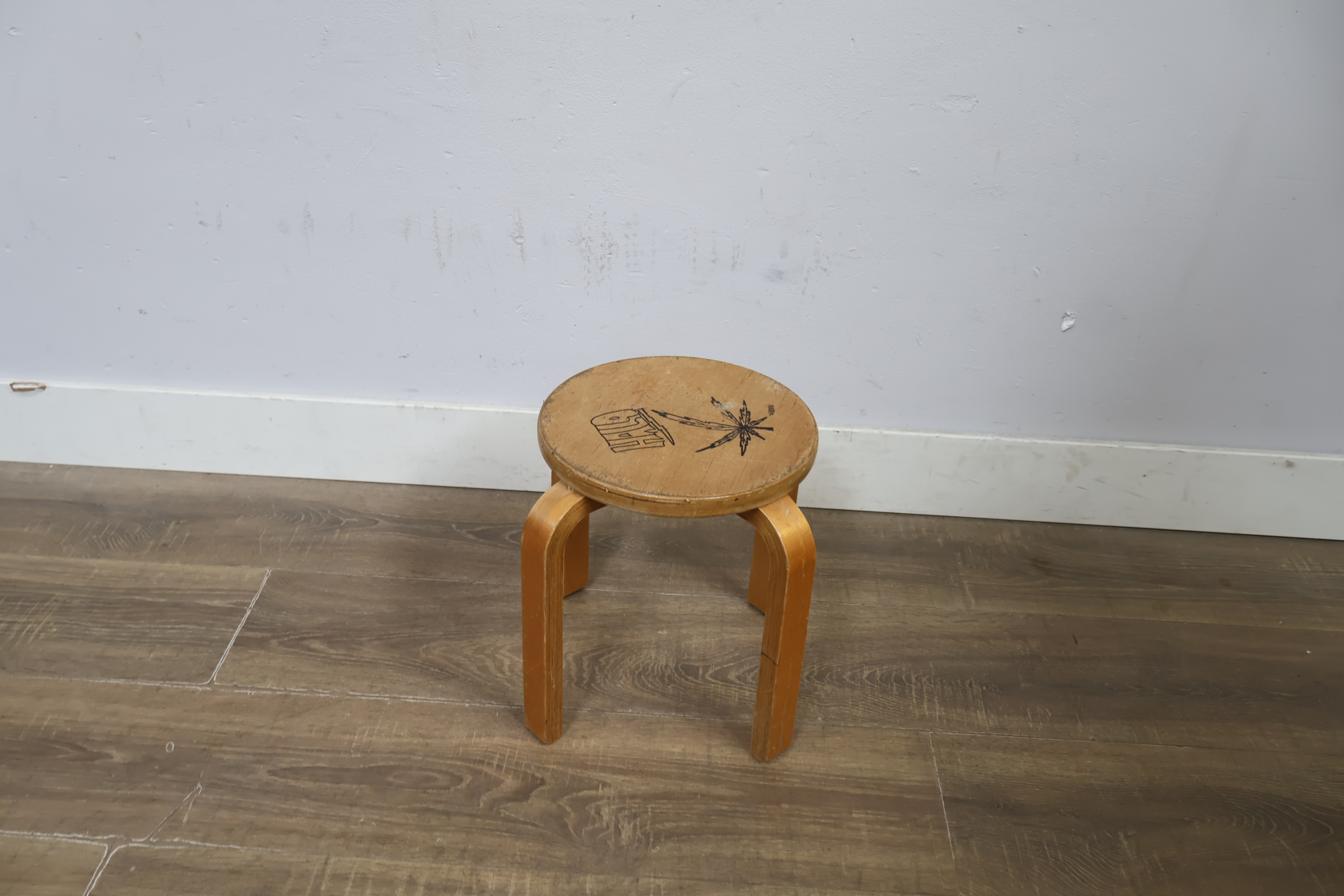 Houten kruk met handgetekende afbeeldingen – foto 5 – kavel bij GSD Auctions, Zoeterwoude