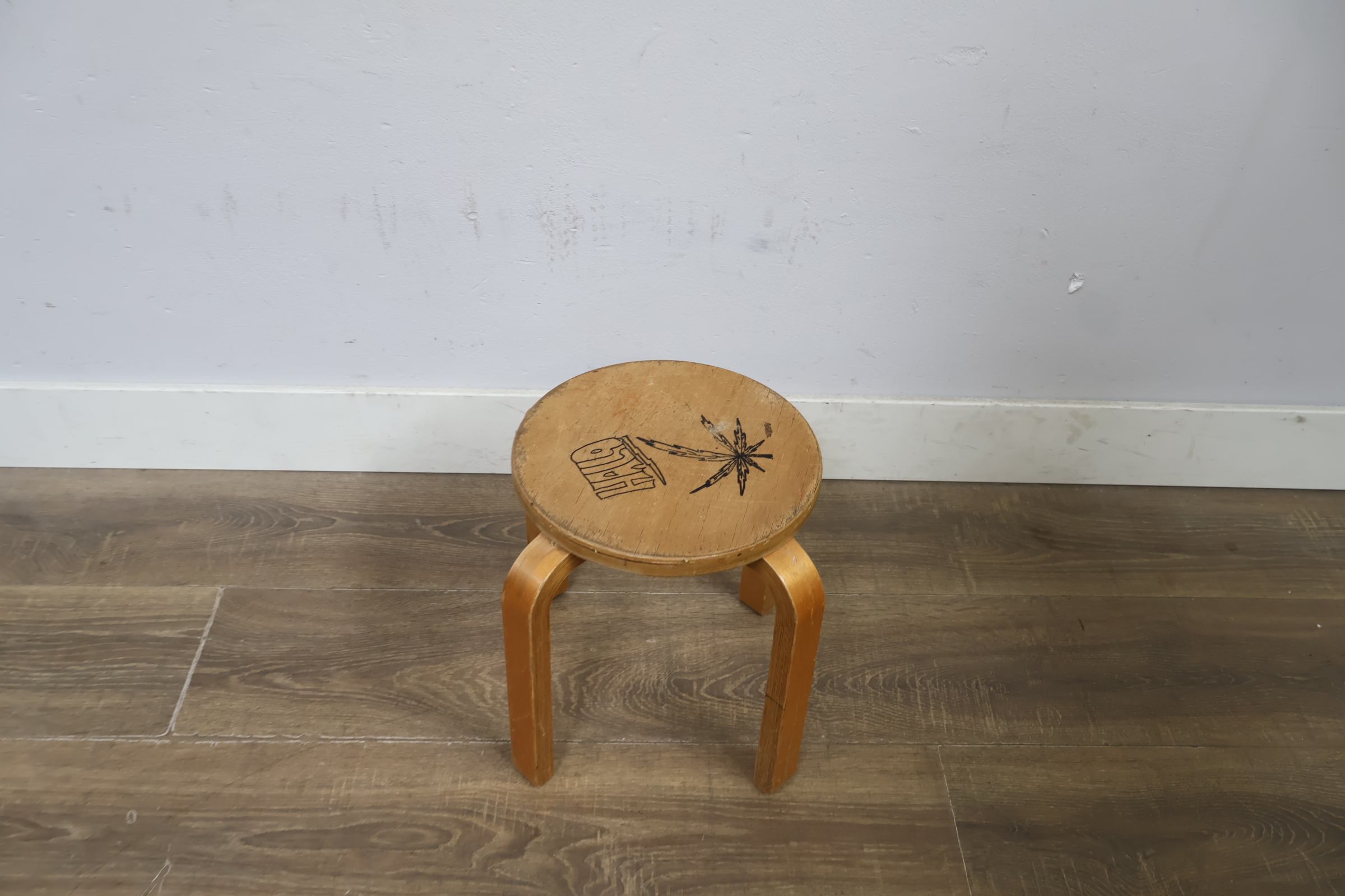 Houten kruk met handgetekende afbeeldingen – foto 6 – kavel bij GSD Auctions, Zoeterwoude