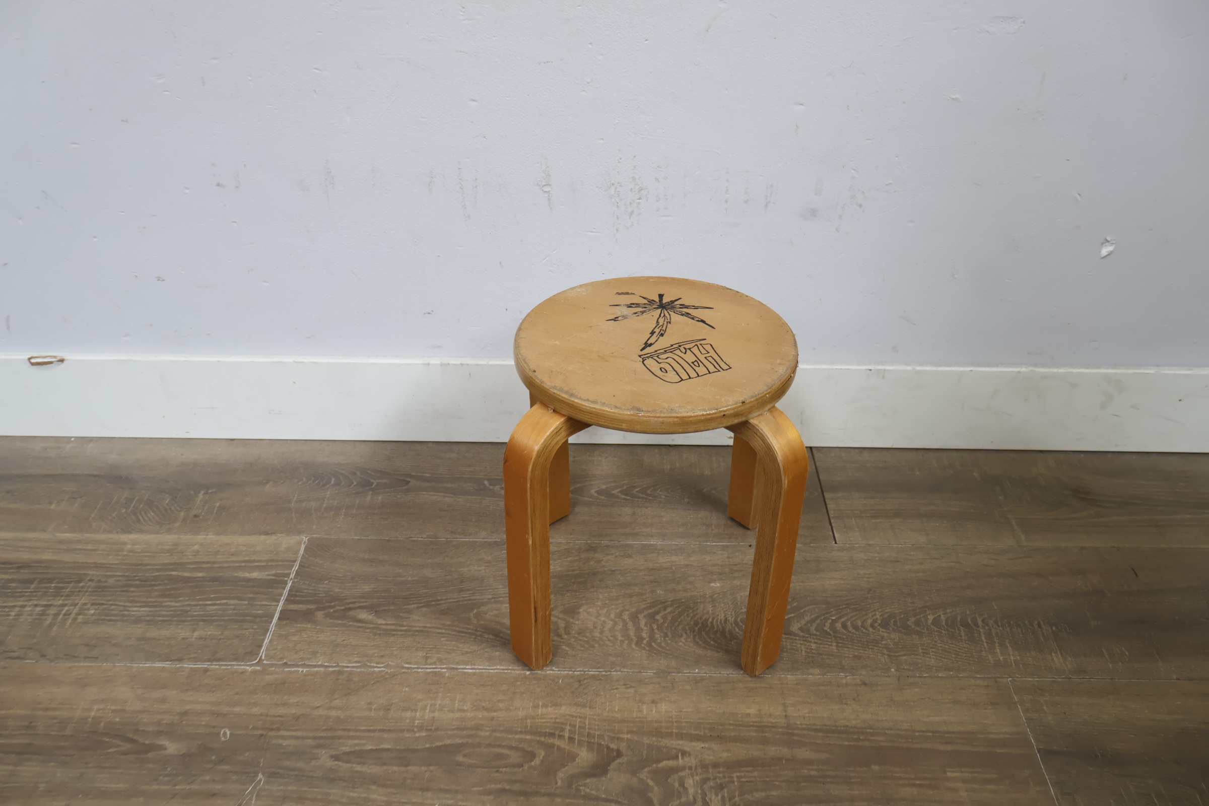 Houten kruk met handgetekende afbeeldingen – foto 7 – kavel bij GSD Auctions, Zoeterwoude