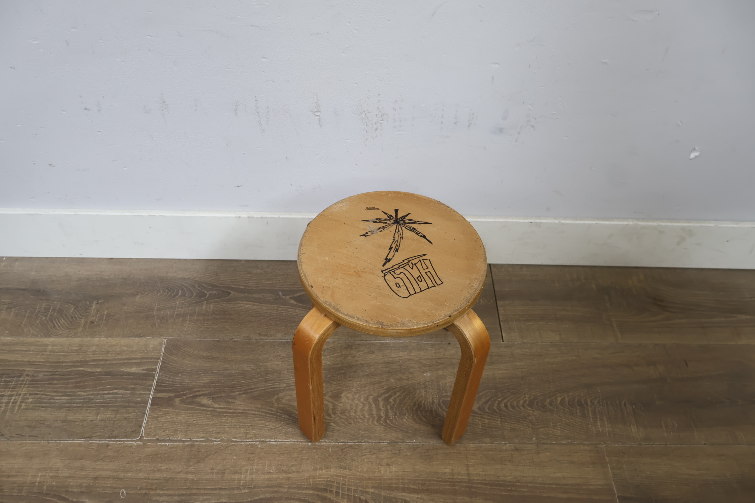 Houten kruk met handgetekende afbeeldingen – foto 8 – kavel bij GSD Auctions, Zoeterwoude