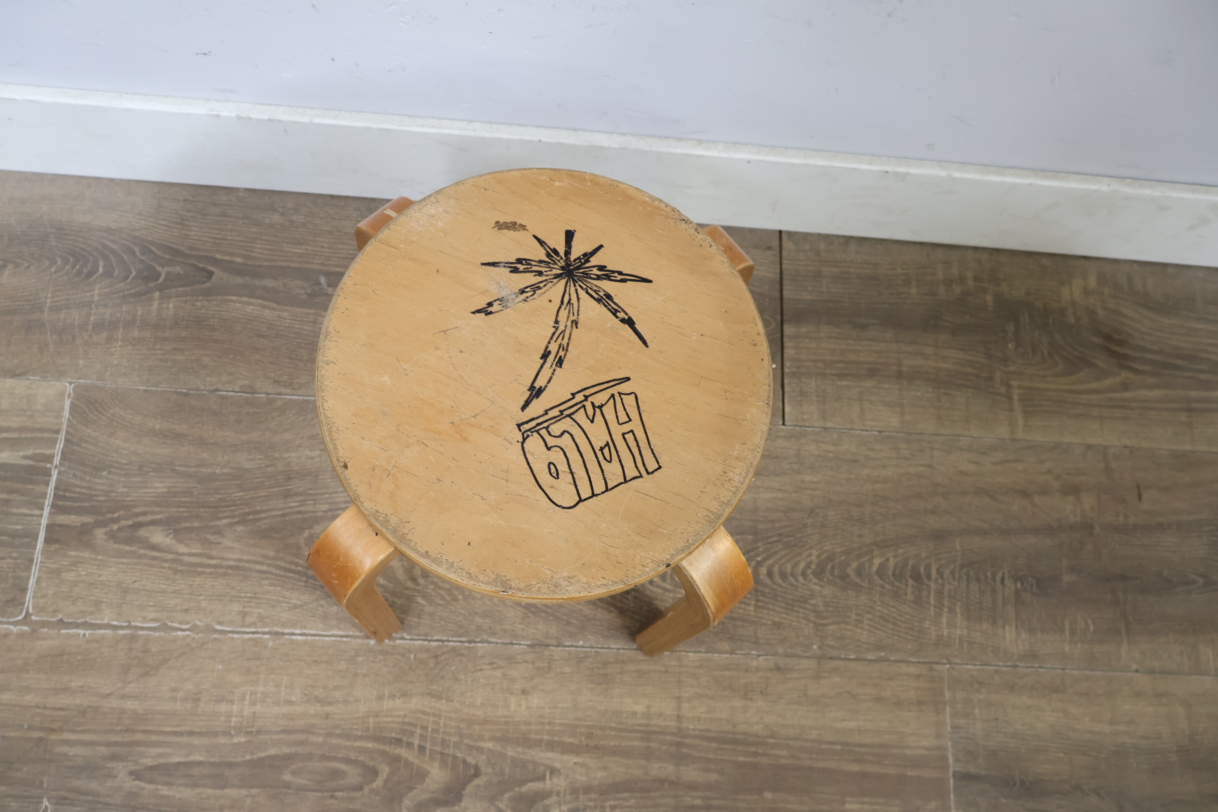 Houten kruk met handgetekende afbeeldingen – foto 9 – kavel bij GSD Auctions, Zoeterwoude