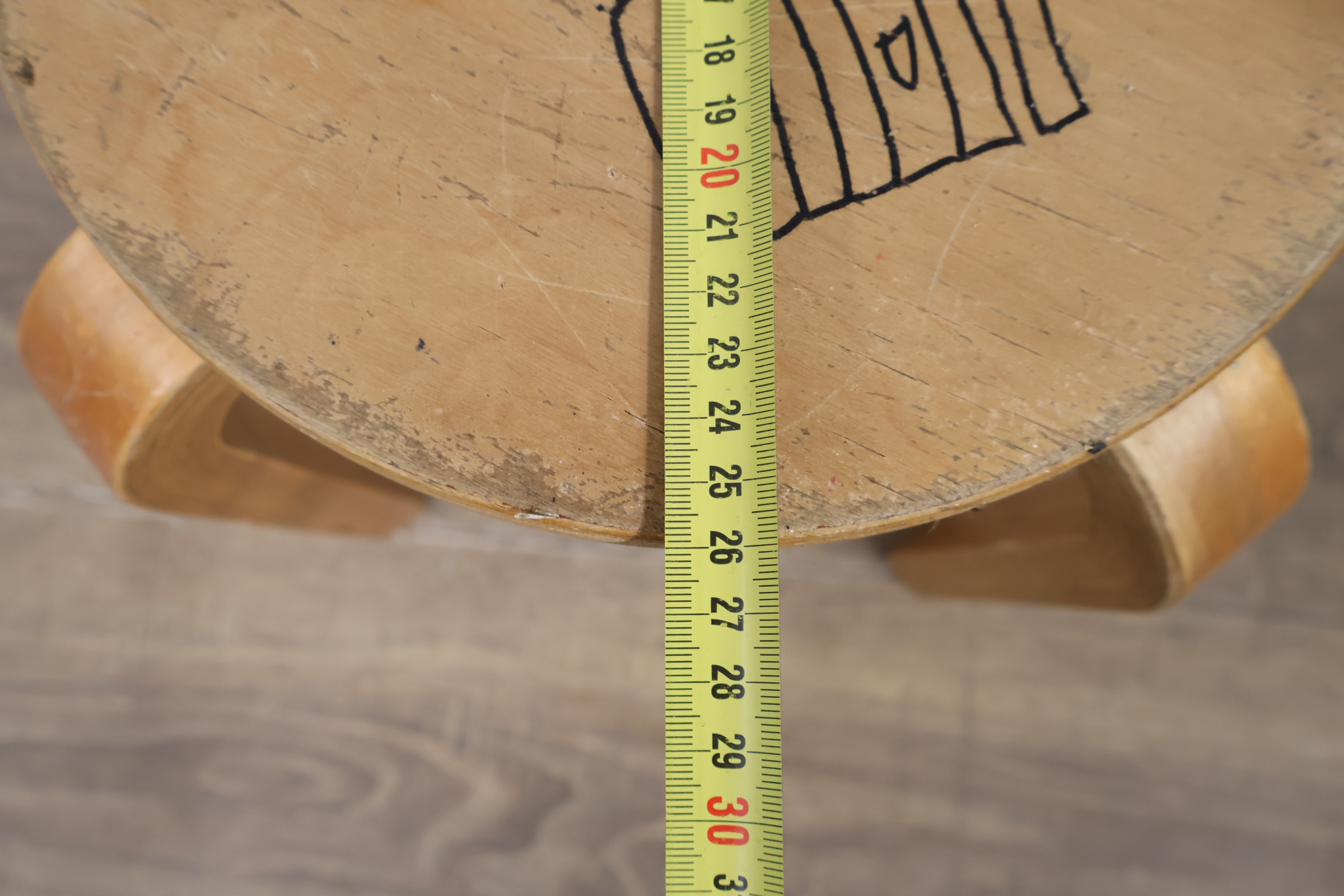 Houten kruk met handgetekende afbeeldingen – foto 10 – kavel bij GSD Auctions, Zoeterwoude