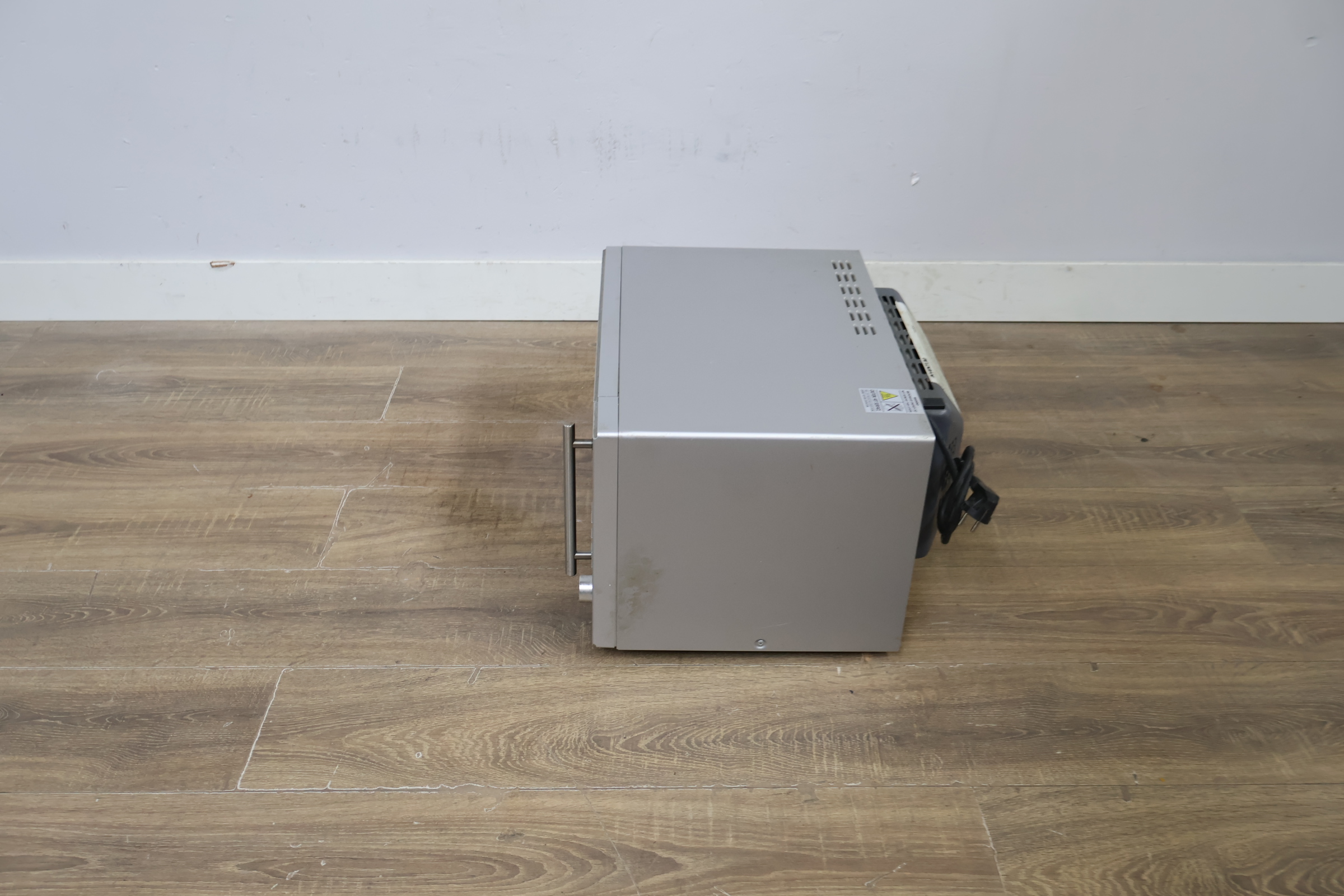 Zilverkleurige magnetron met draaiknop – foto 8 – kavel bij GSD Auctions, Zoeterwoude