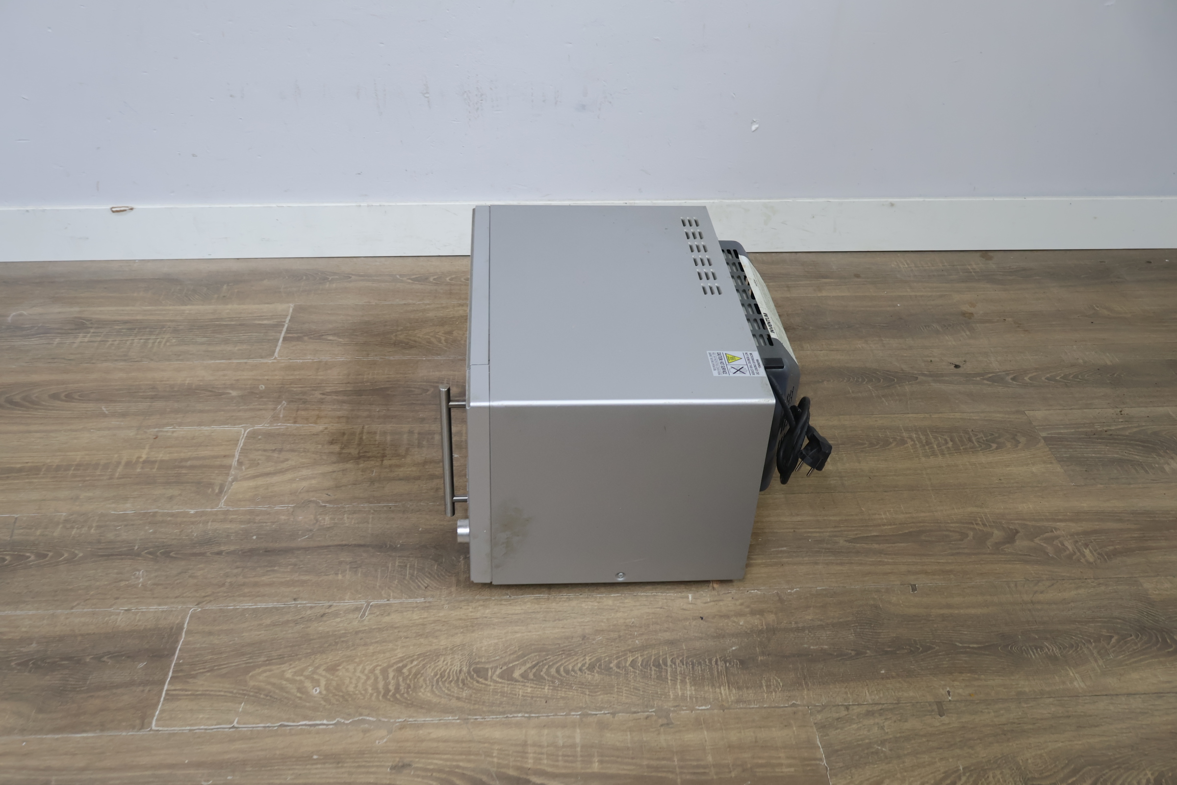 Zilverkleurige magnetron met draaiknop – foto 9 – kavel bij GSD Auctions, Zoeterwoude