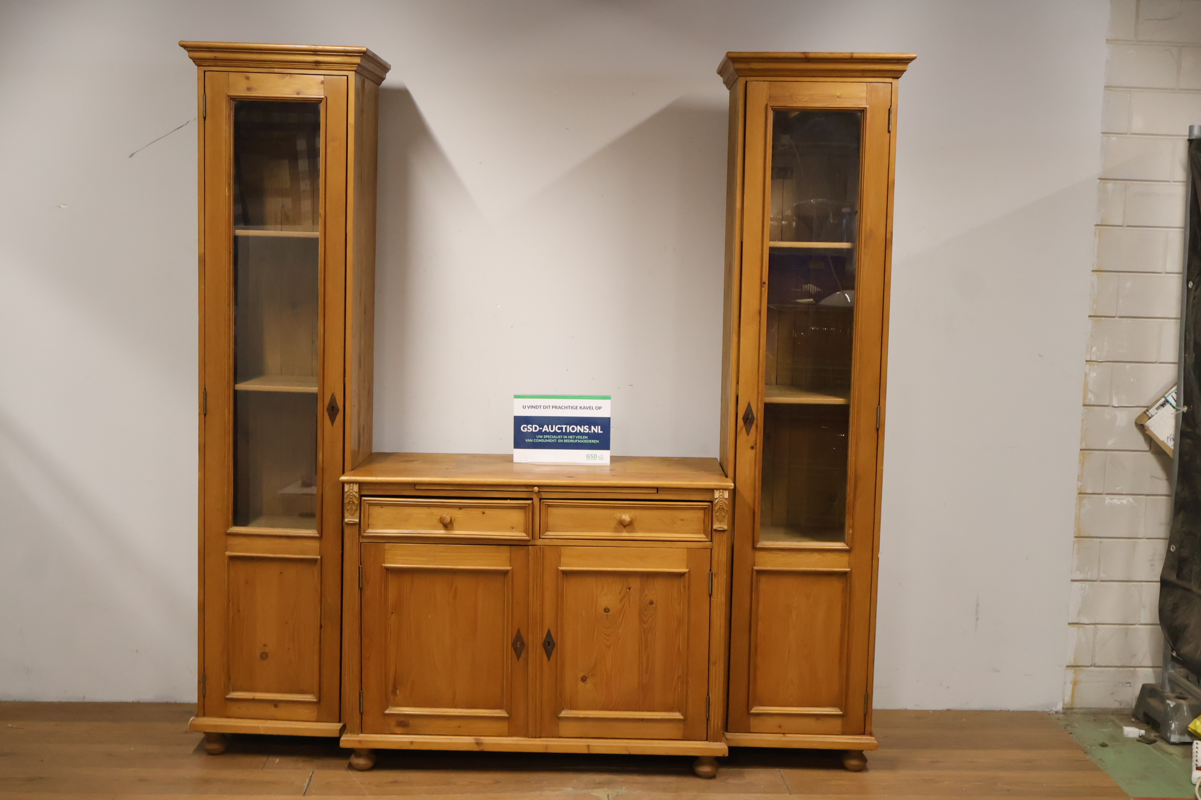 Houten vitrinekast met dressoir – foto 2 – kavel bij GSD Auctions, Zoeterwoude
