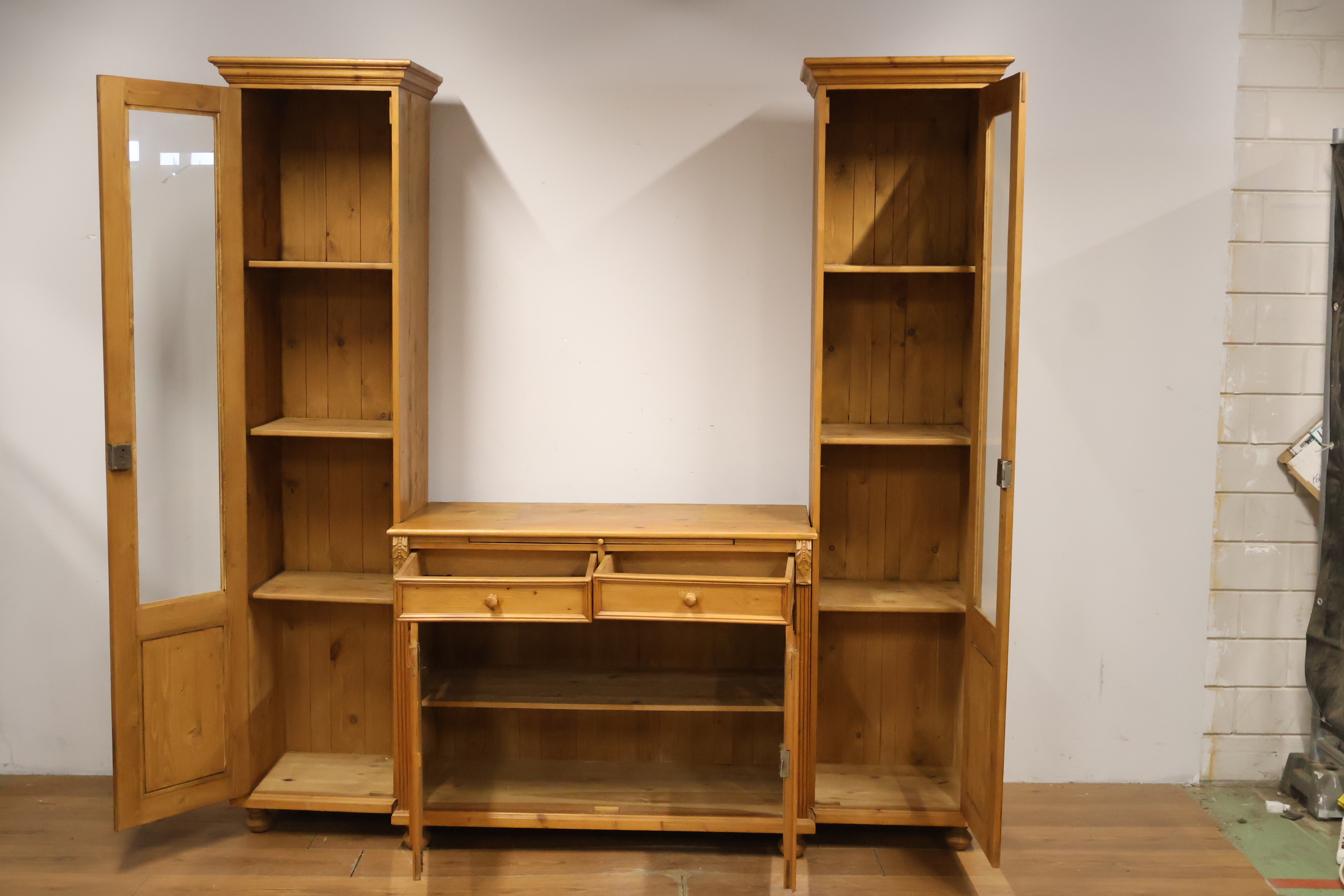 Houten vitrinekast met dressoir – foto 4 – kavel bij GSD Auctions, Zoeterwoude