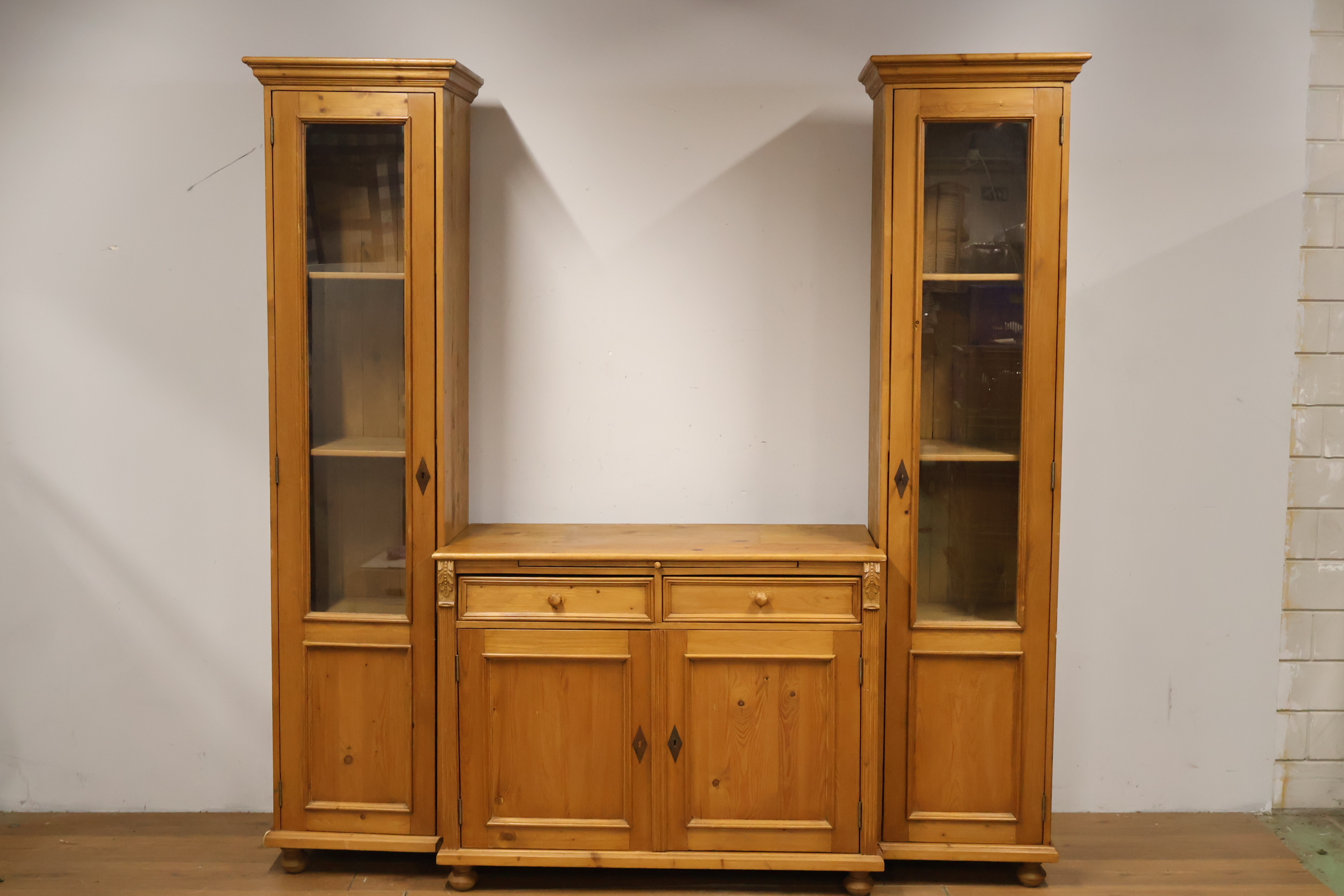 Houten vitrinekast met dressoir – foto 5 – kavel bij GSD Auctions, Zoeterwoude
