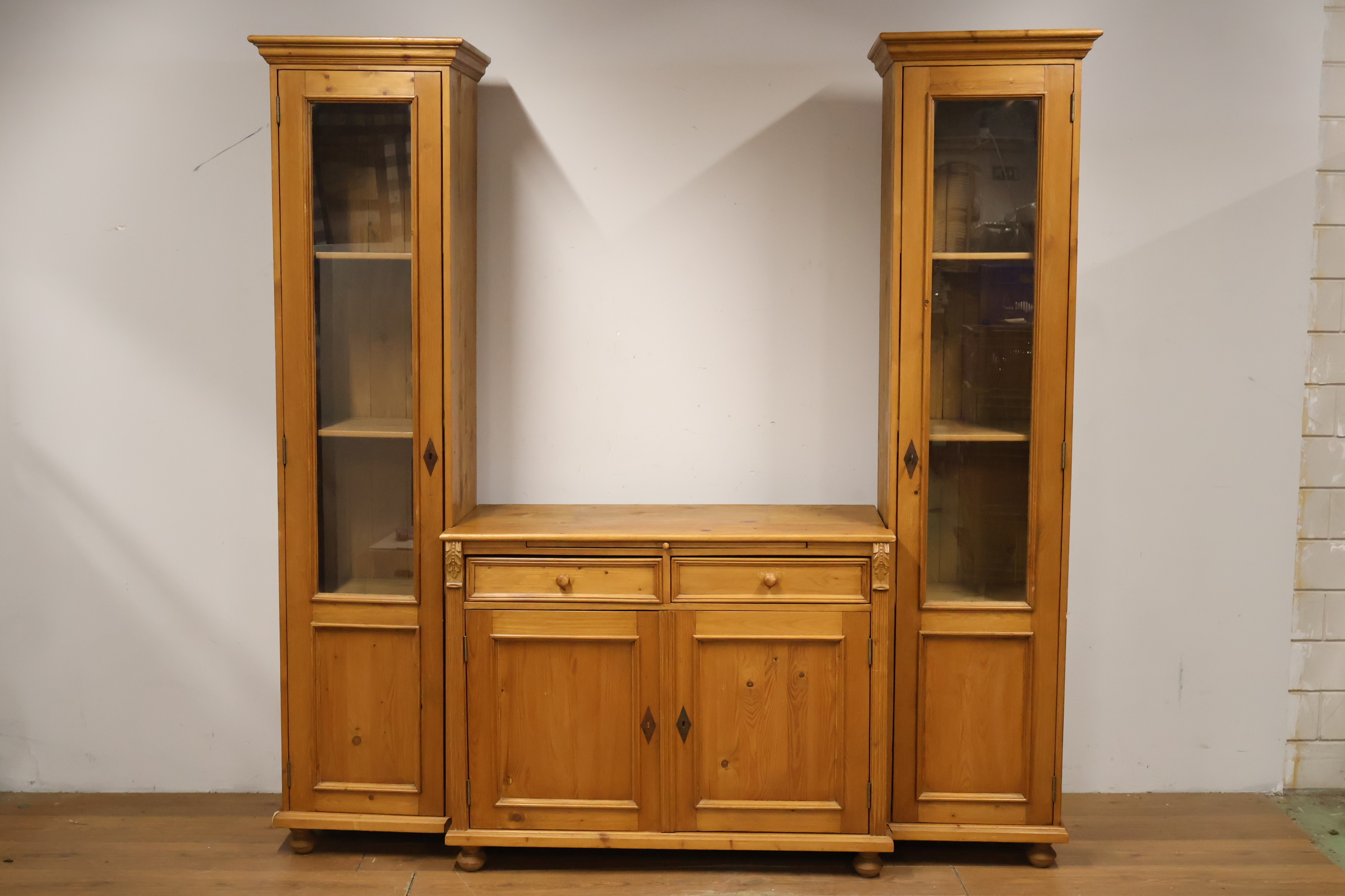 Houten vitrinekast met dressoir – foto 6 – kavel bij GSD Auctions, Zoeterwoude