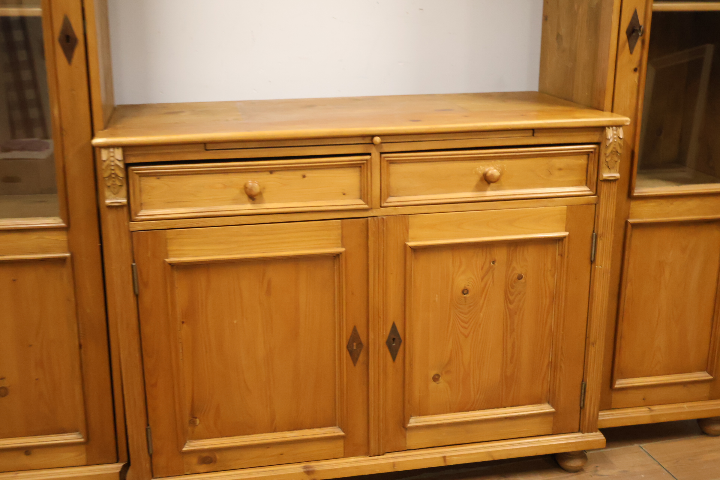 Houten vitrinekast met dressoir – foto 7 – kavel bij GSD Auctions, Zoeterwoude
