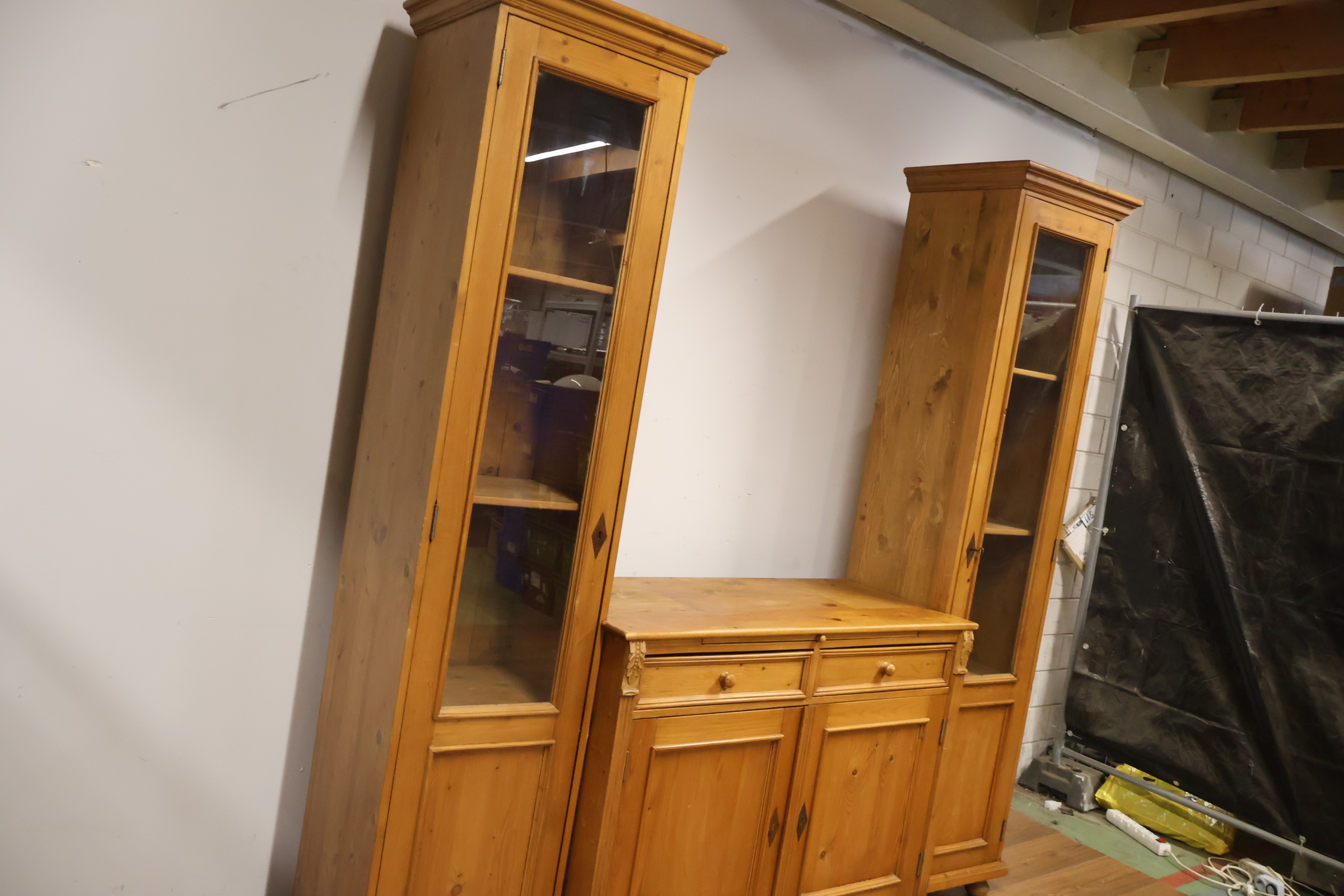 Houten vitrinekast met dressoir – foto 8 – kavel bij GSD Auctions, Zoeterwoude
