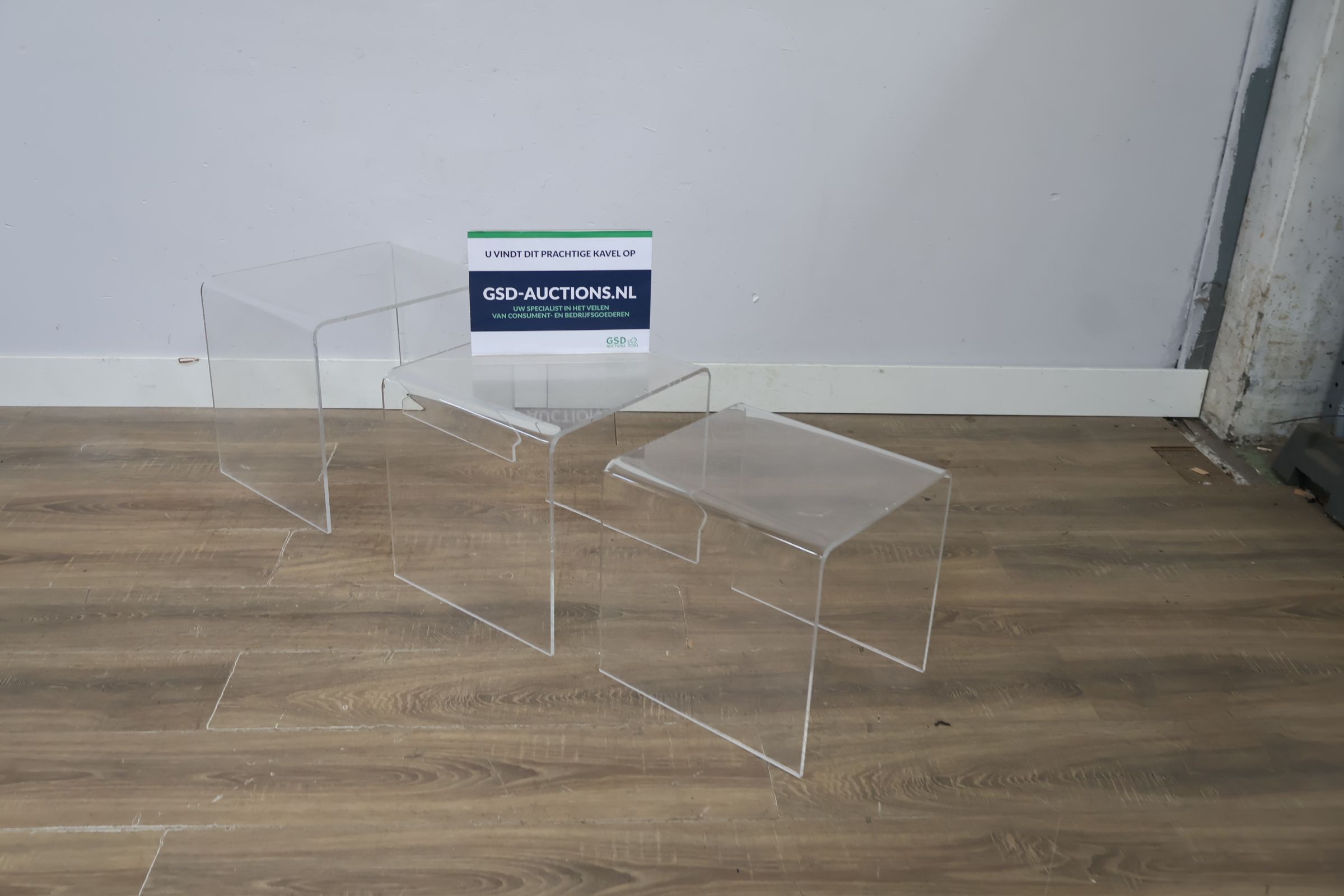 Transparante plexiglas bijzettafels set van drie – foto 2 – kavel bij GSD Auctions, Zoeterwoude