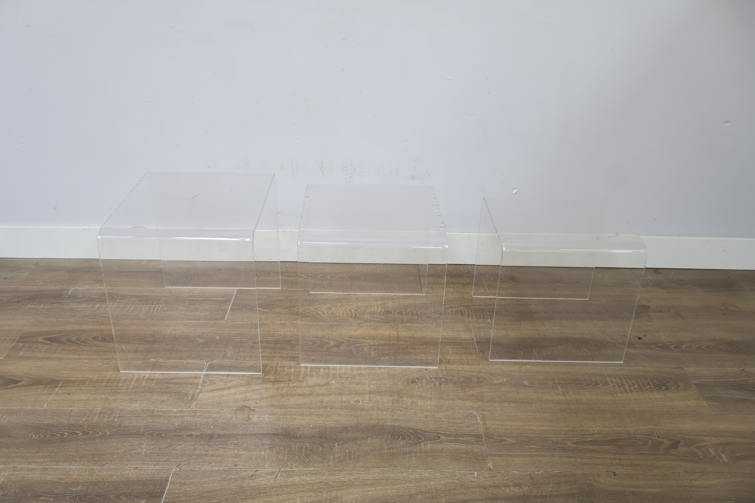 Transparante plexiglas bijzettafels set van drie – foto 3 – kavel bij GSD Auctions, Zoeterwoude