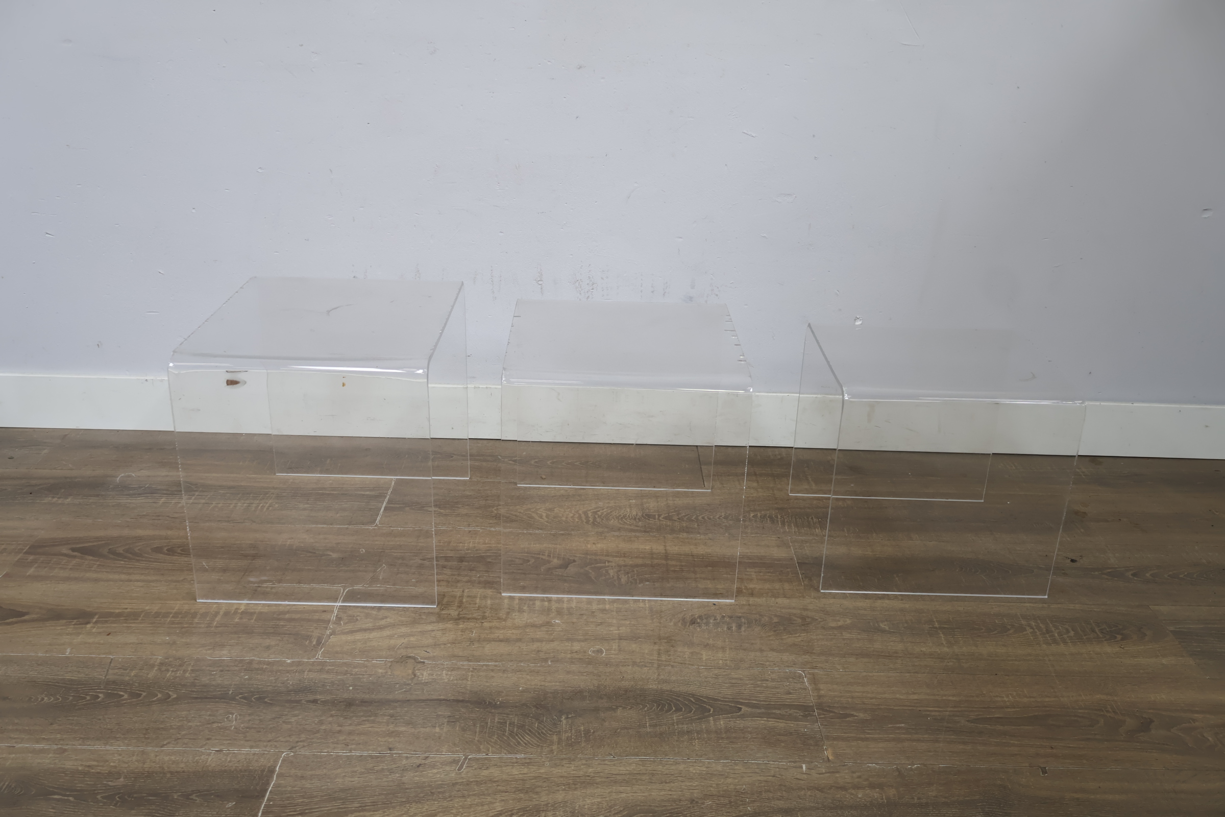 Transparante plexiglas bijzettafels set van drie – foto 4 – kavel bij GSD Auctions, Zoeterwoude