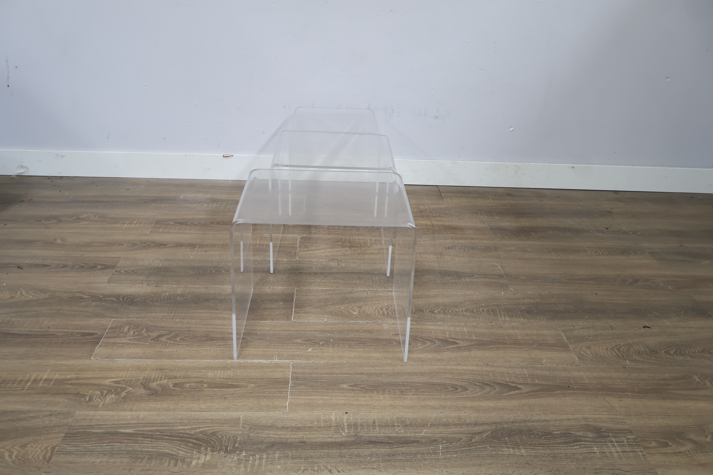 Transparante plexiglas bijzettafels set van drie – foto 5 – kavel bij GSD Auctions, Zoeterwoude