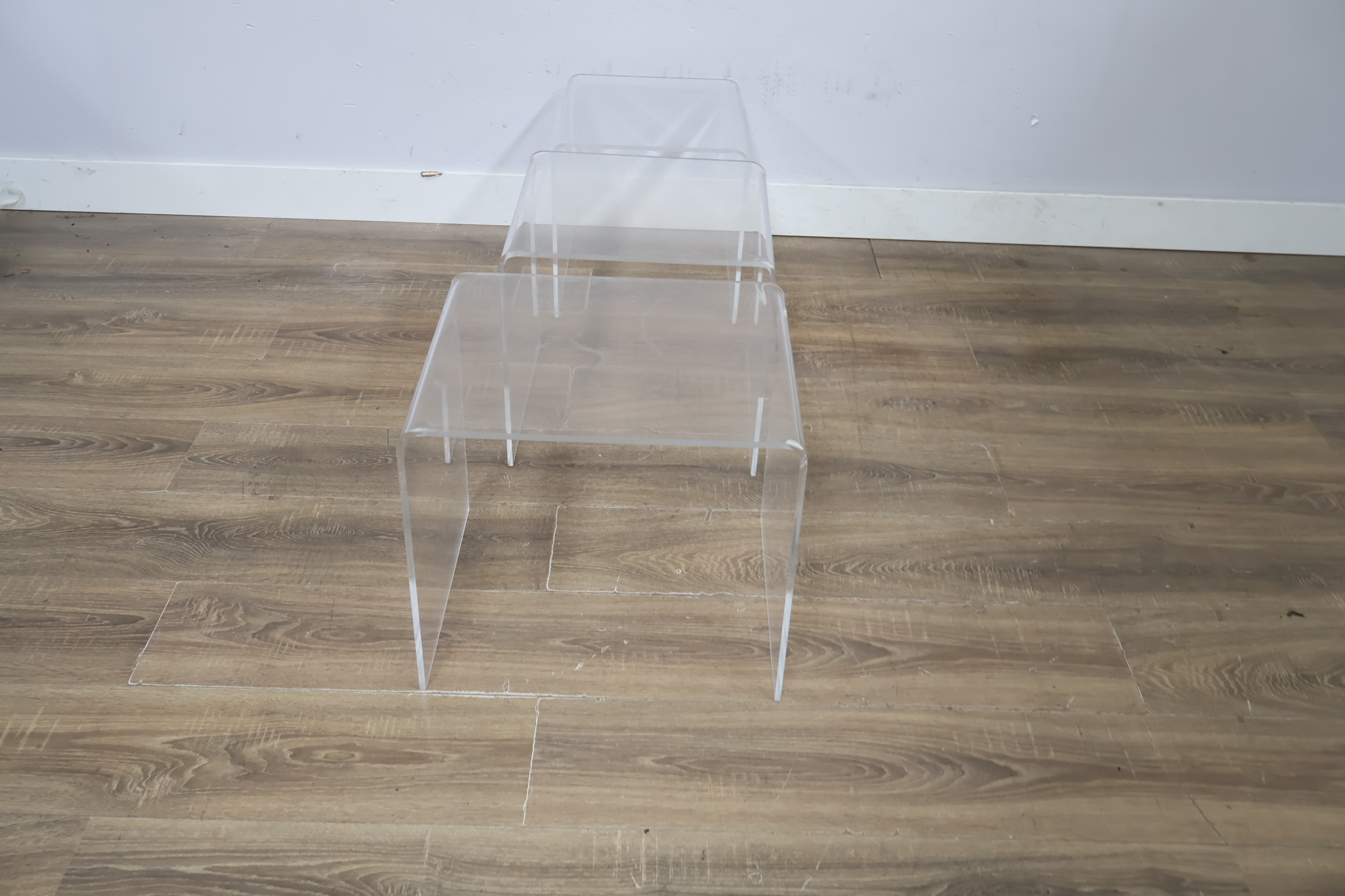Transparante plexiglas bijzettafels set van drie – foto 6 – kavel bij GSD Auctions, Zoeterwoude