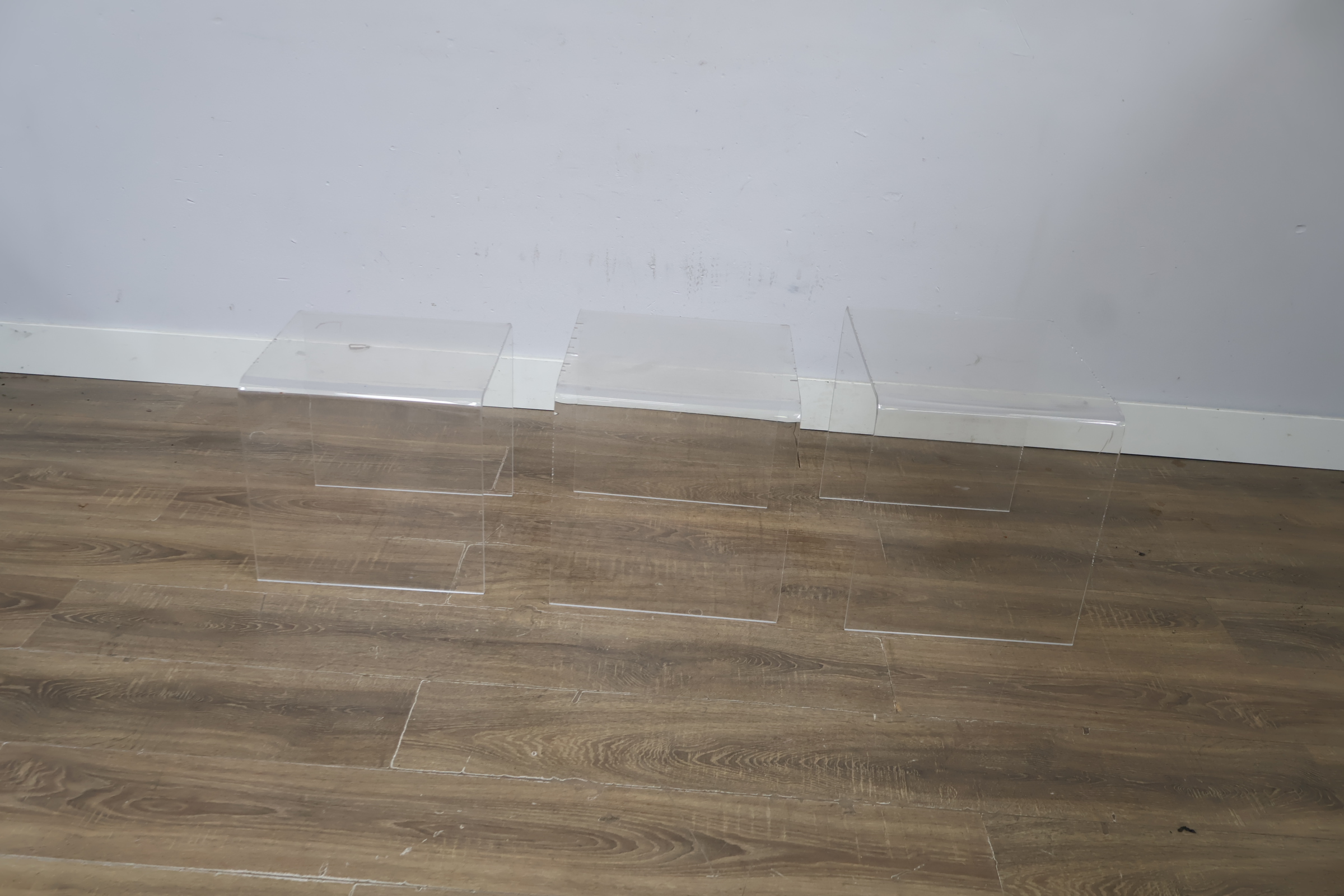 Transparante plexiglas bijzettafels set van drie – foto 7 – kavel bij GSD Auctions, Zoeterwoude