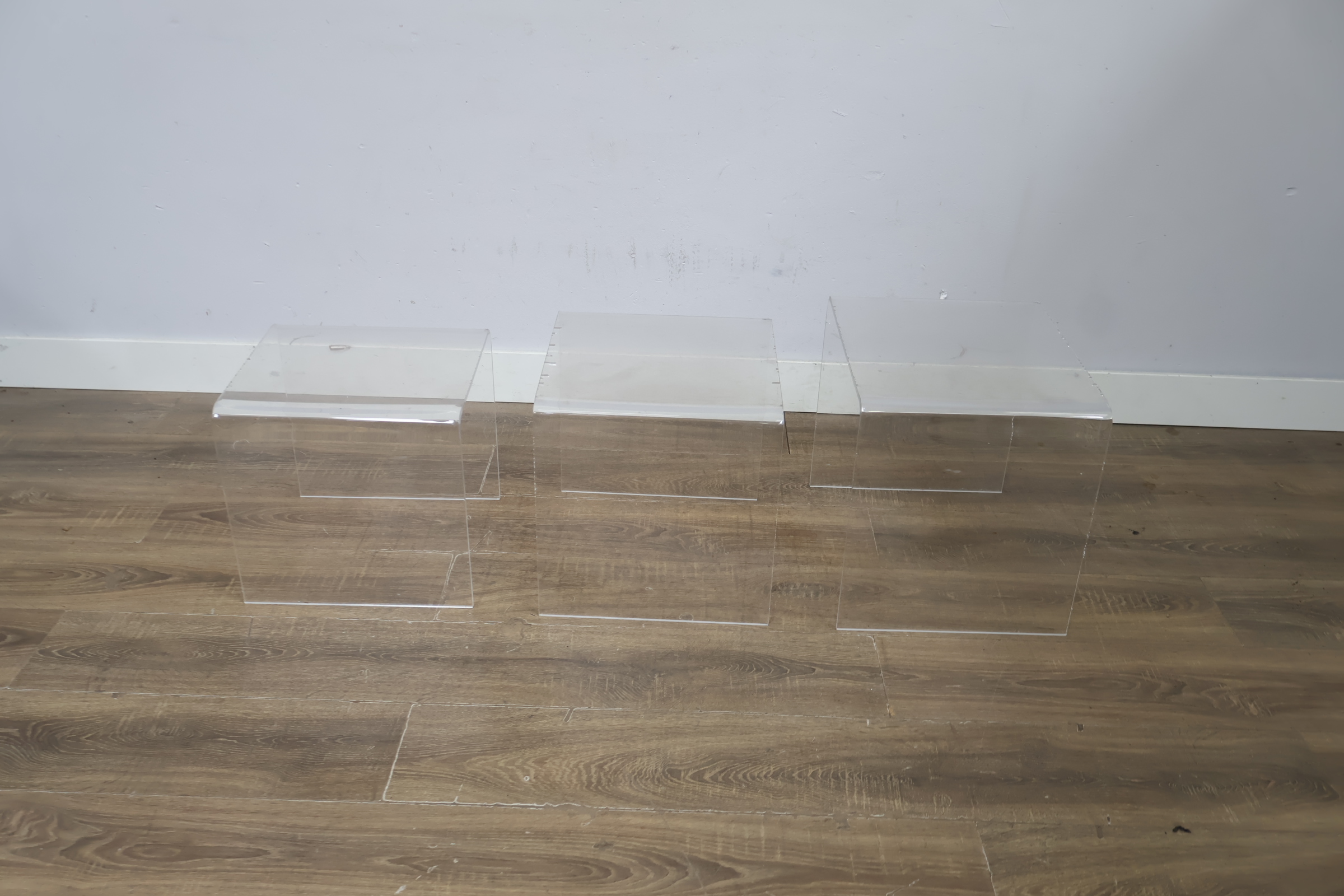 Transparante plexiglas bijzettafels set van drie – foto 8 – kavel bij GSD Auctions, Zoeterwoude