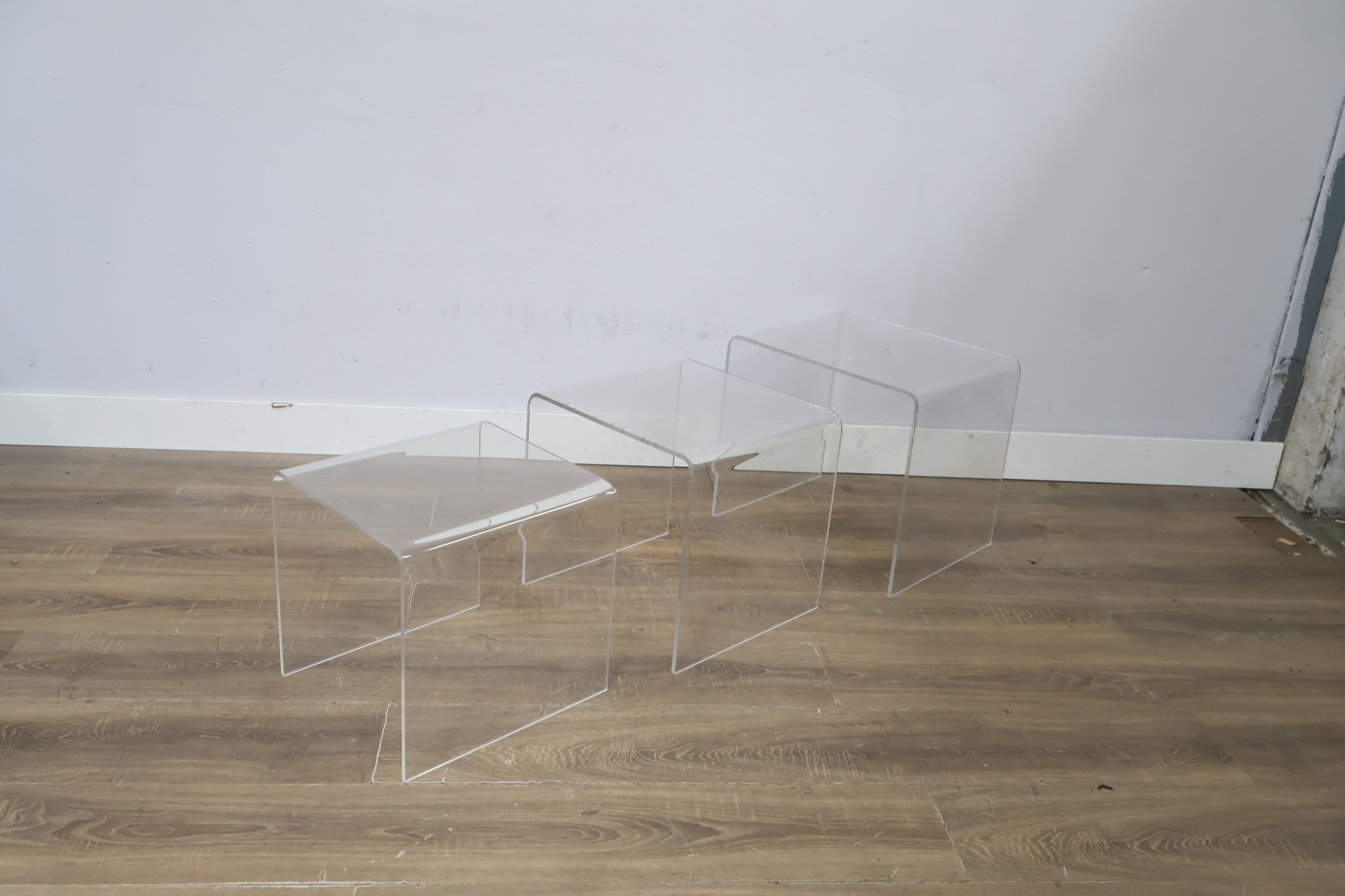 Transparante plexiglas bijzettafels set van drie – foto 9 – kavel bij GSD Auctions, Zoeterwoude