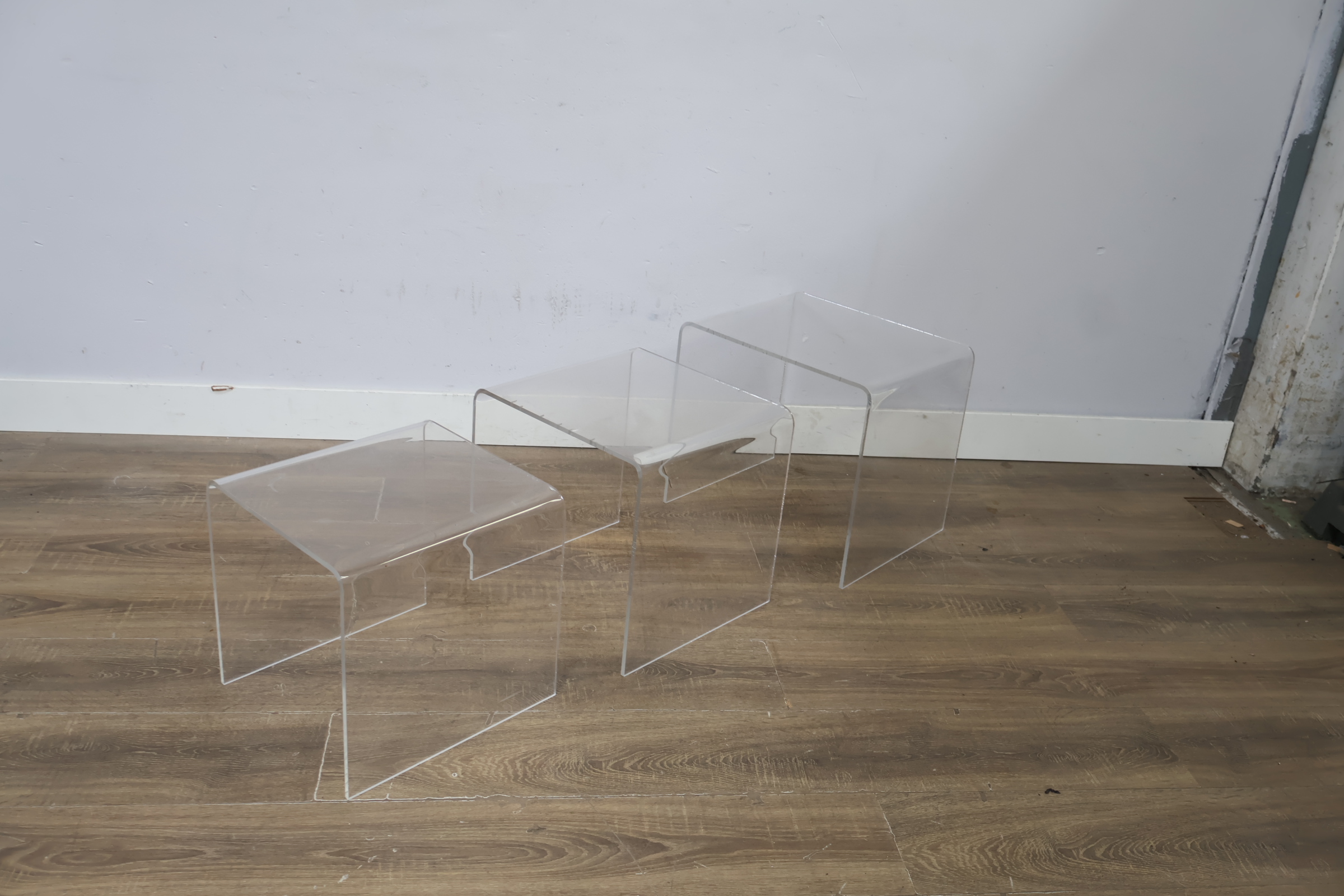 Transparante plexiglas bijzettafels set van drie – foto 10 – kavel bij GSD Auctions, Zoeterwoude