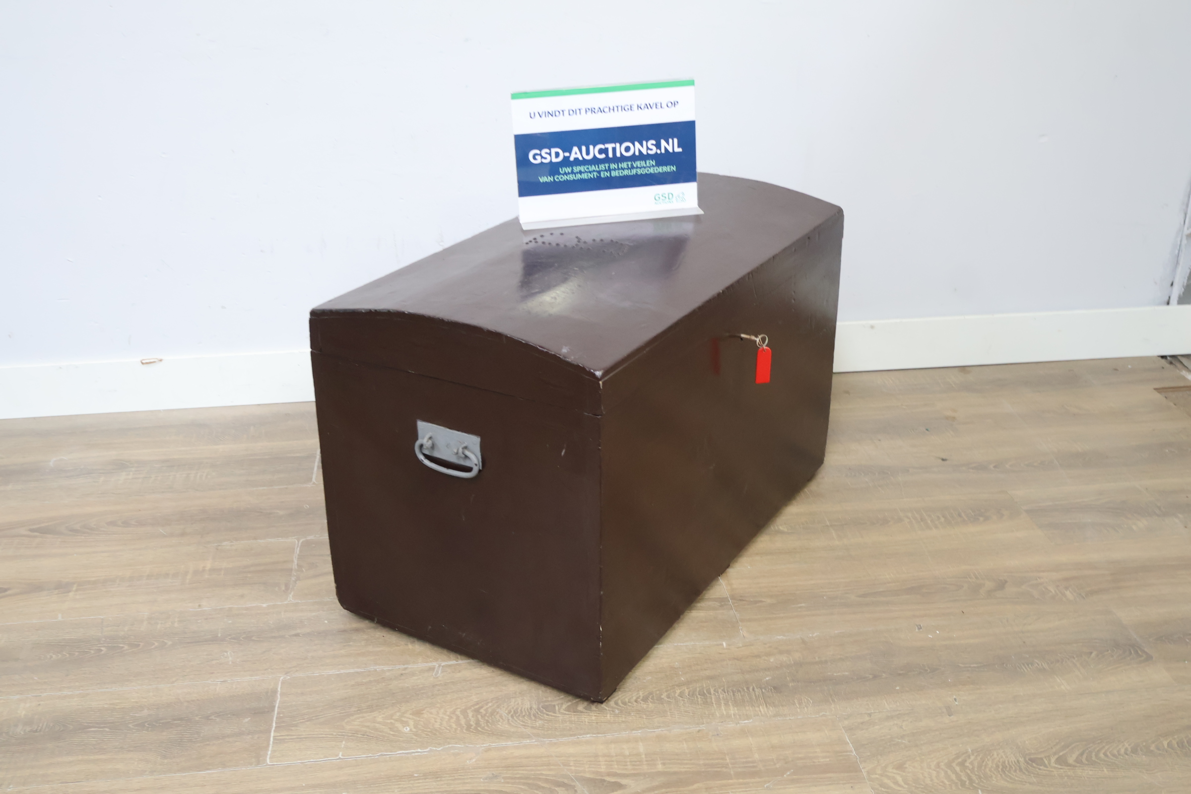 Donkere houten kist met gebogen deksel – foto 2 – kavel bij GSD Auctions, Zoeterwoude