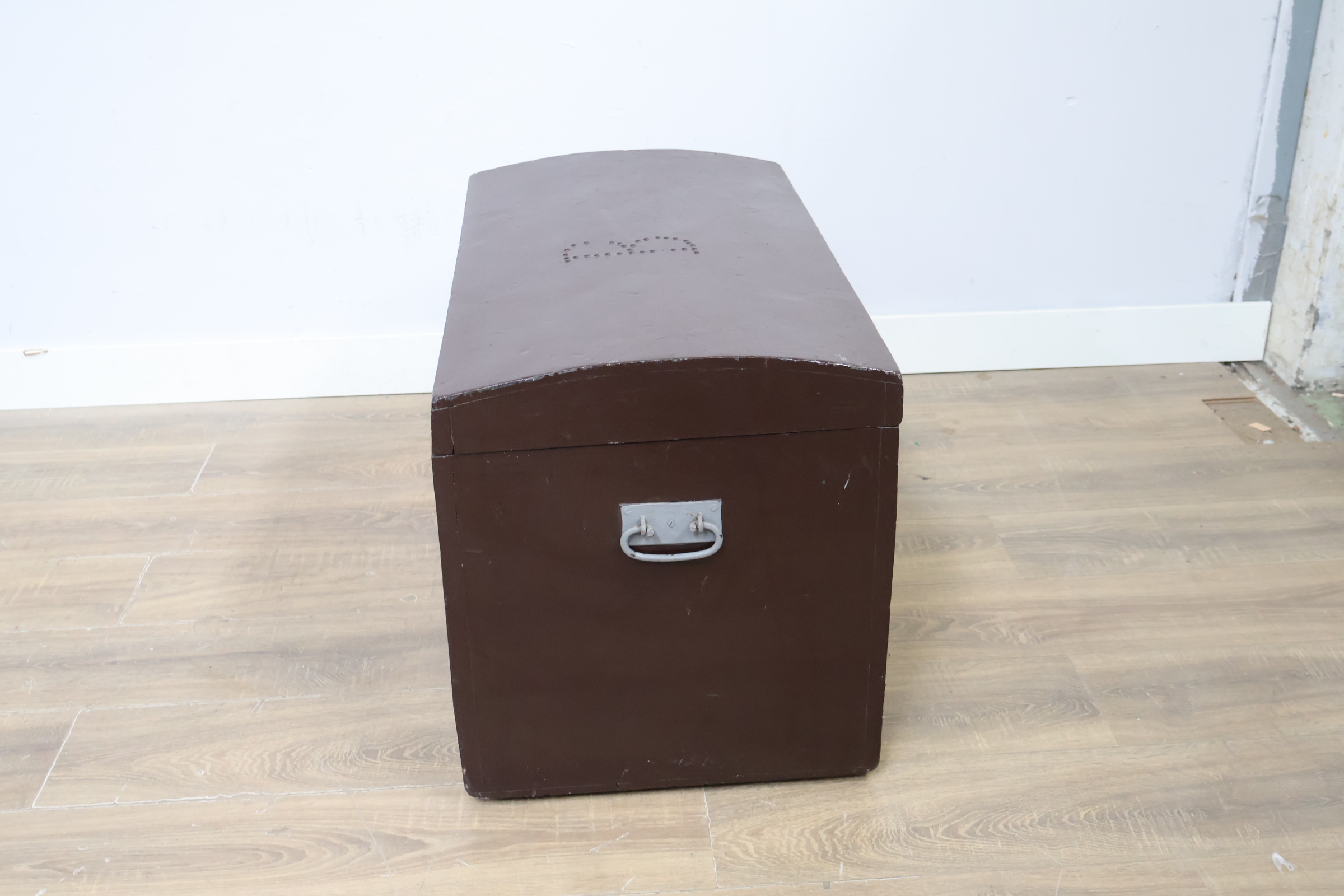Donkere houten kist met gebogen deksel – foto 3 – kavel bij GSD Auctions, Zoeterwoude