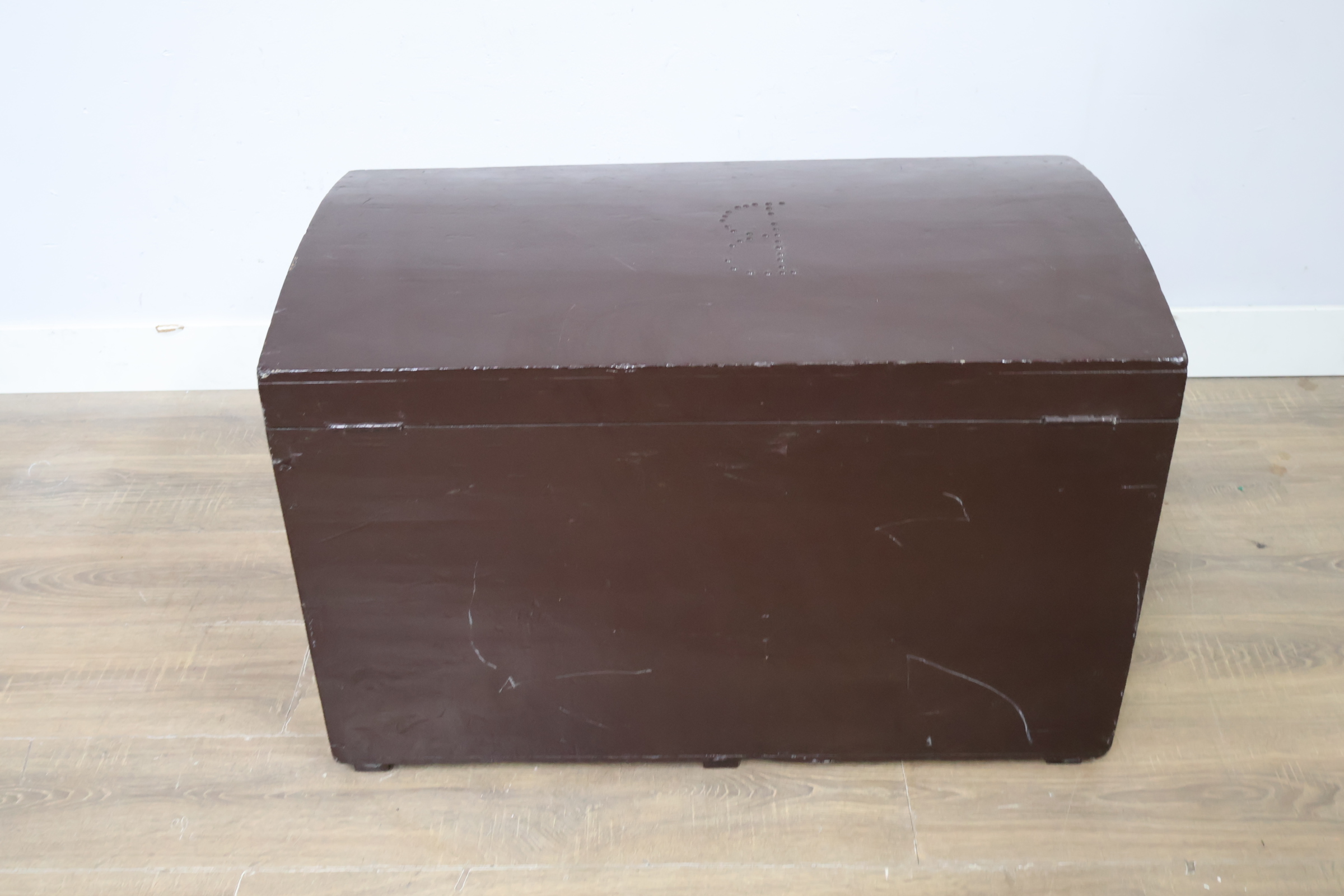 Donkere houten kist met gebogen deksel – foto 6 – kavel bij GSD Auctions, Zoeterwoude