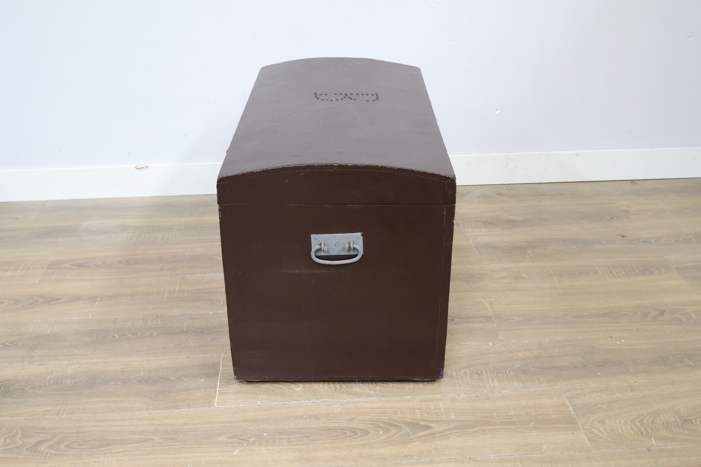 Donkere houten kist met gebogen deksel – foto 7 – kavel bij GSD Auctions, Zoeterwoude