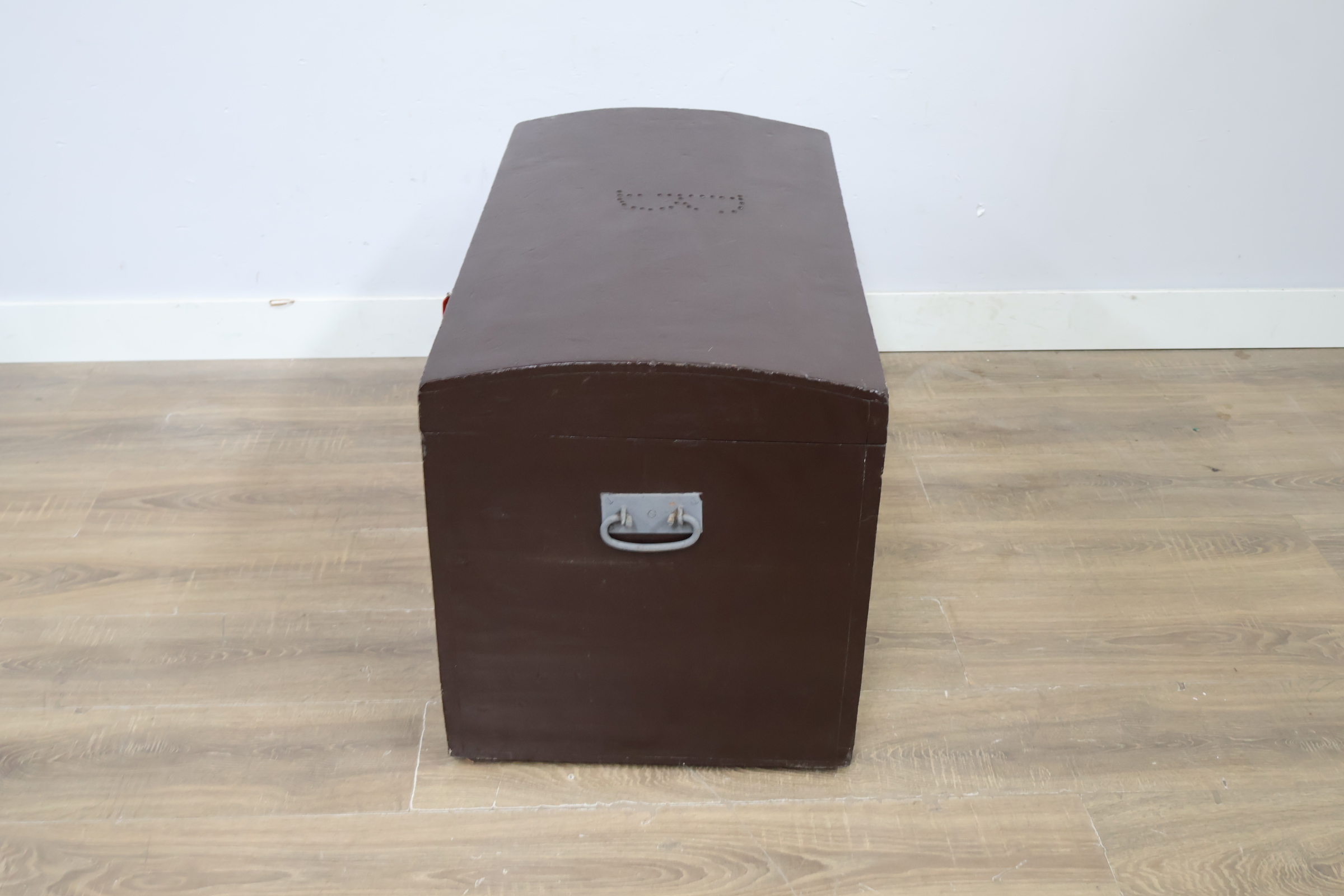 Donkere houten kist met gebogen deksel – foto 8 – kavel bij GSD Auctions, Zoeterwoude