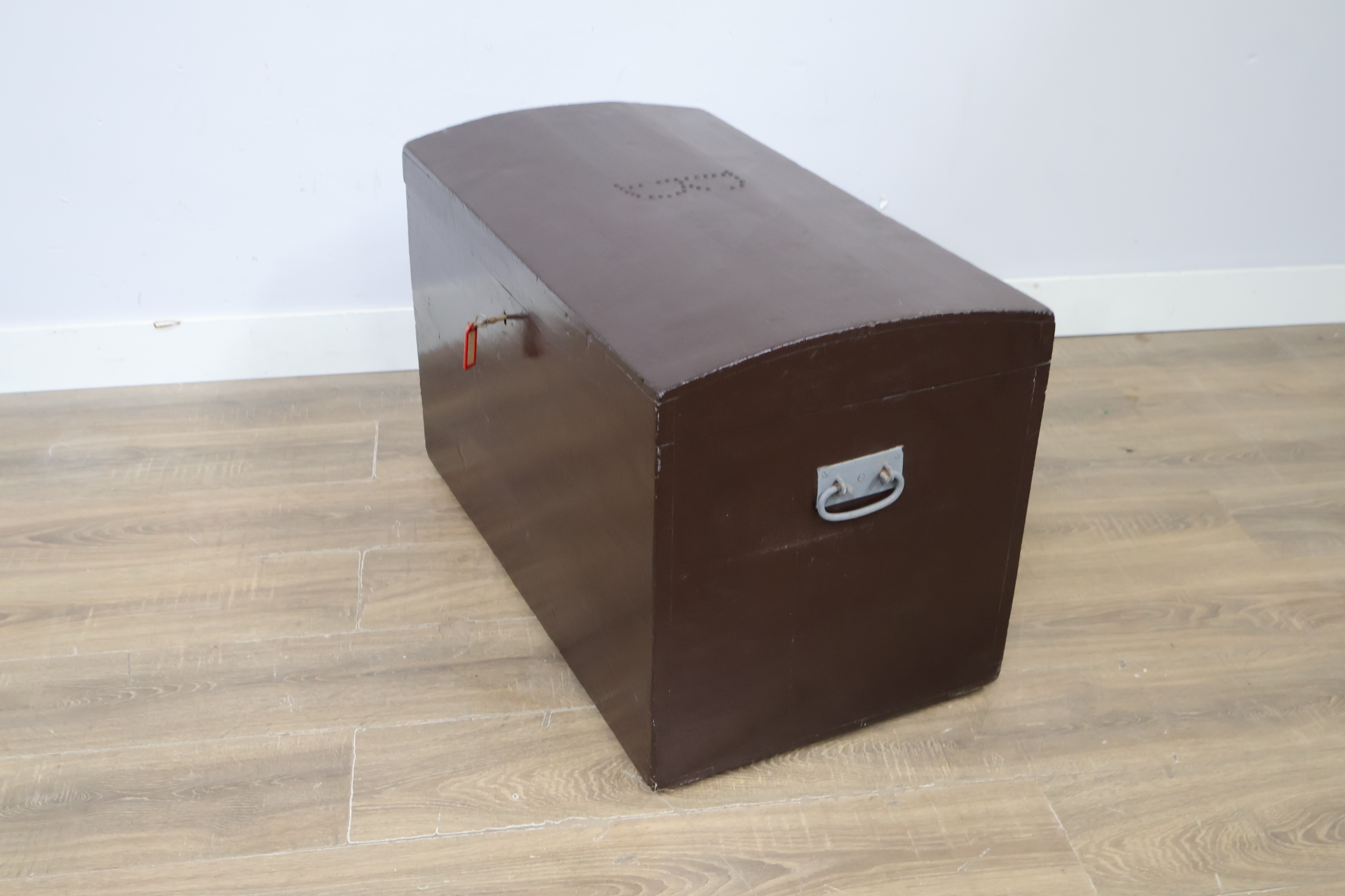 Donkere houten kist met gebogen deksel – foto 10 – kavel bij GSD Auctions, Zoeterwoude