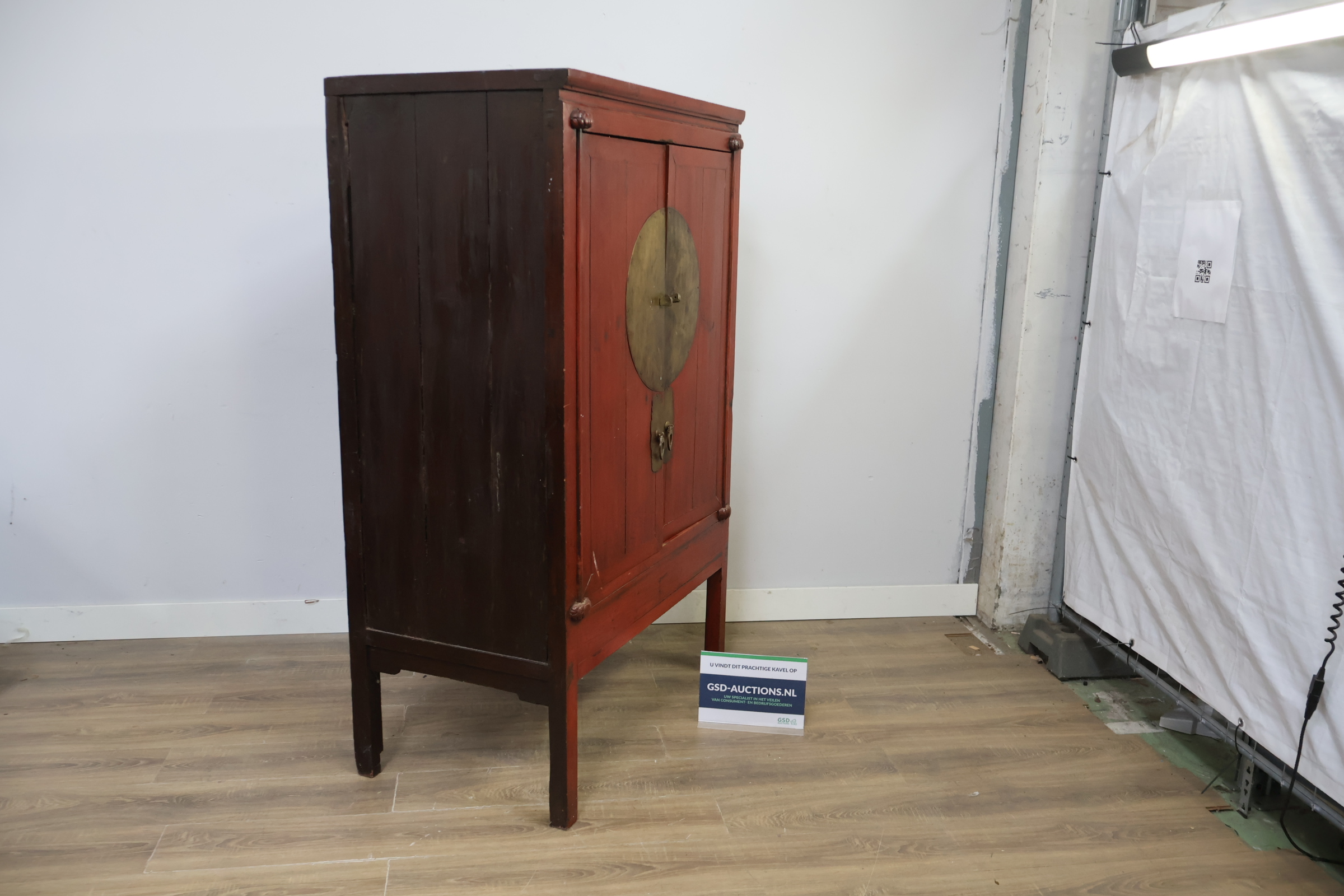 Chinese houten kast met rode deuren en metalen beslag – foto 2 – kavel bij GSD Auctions, Zoeterwoude