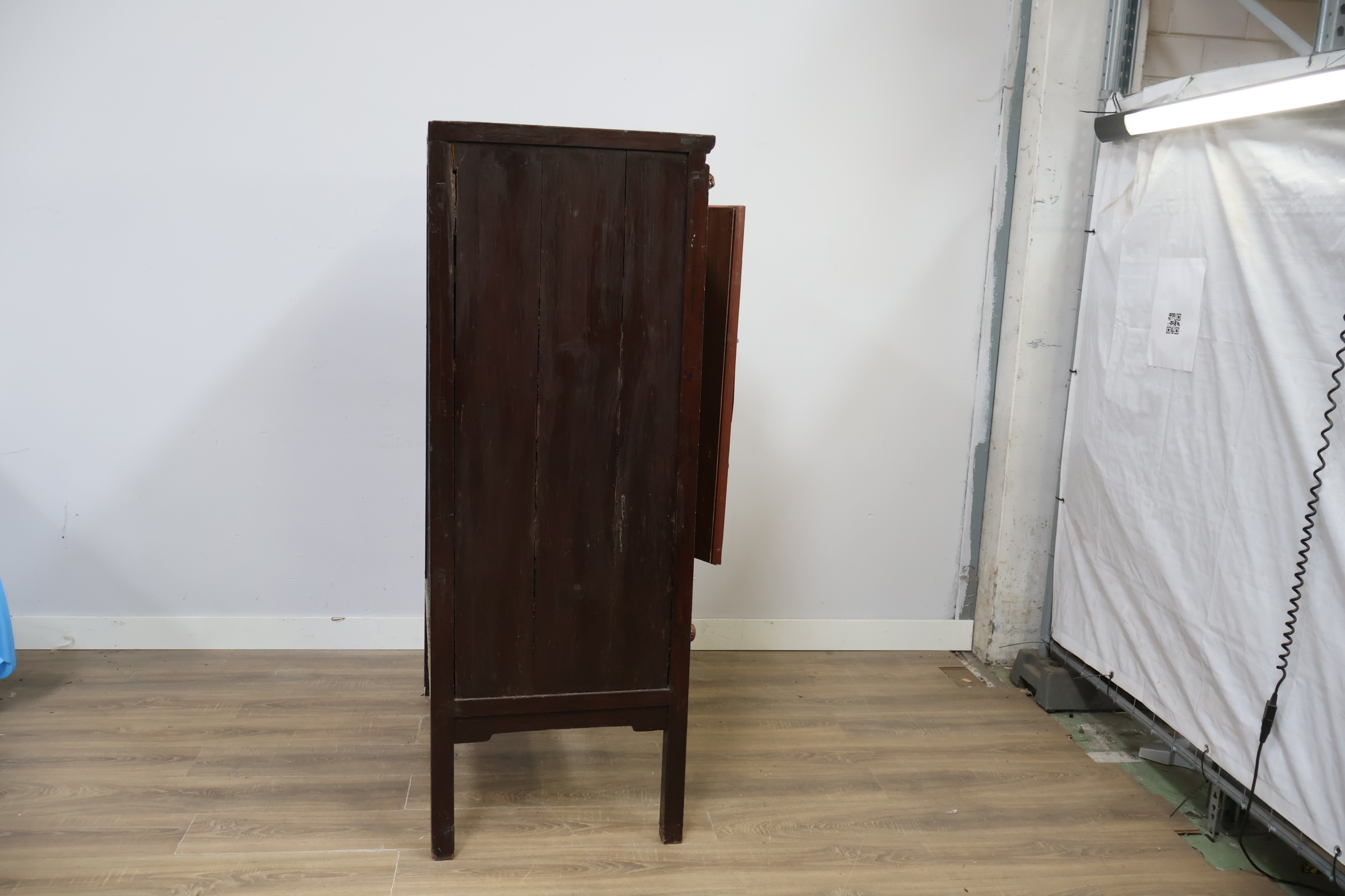 Chinese houten kast met rode deuren en metalen beslag – foto 3 – kavel bij GSD Auctions, Zoeterwoude