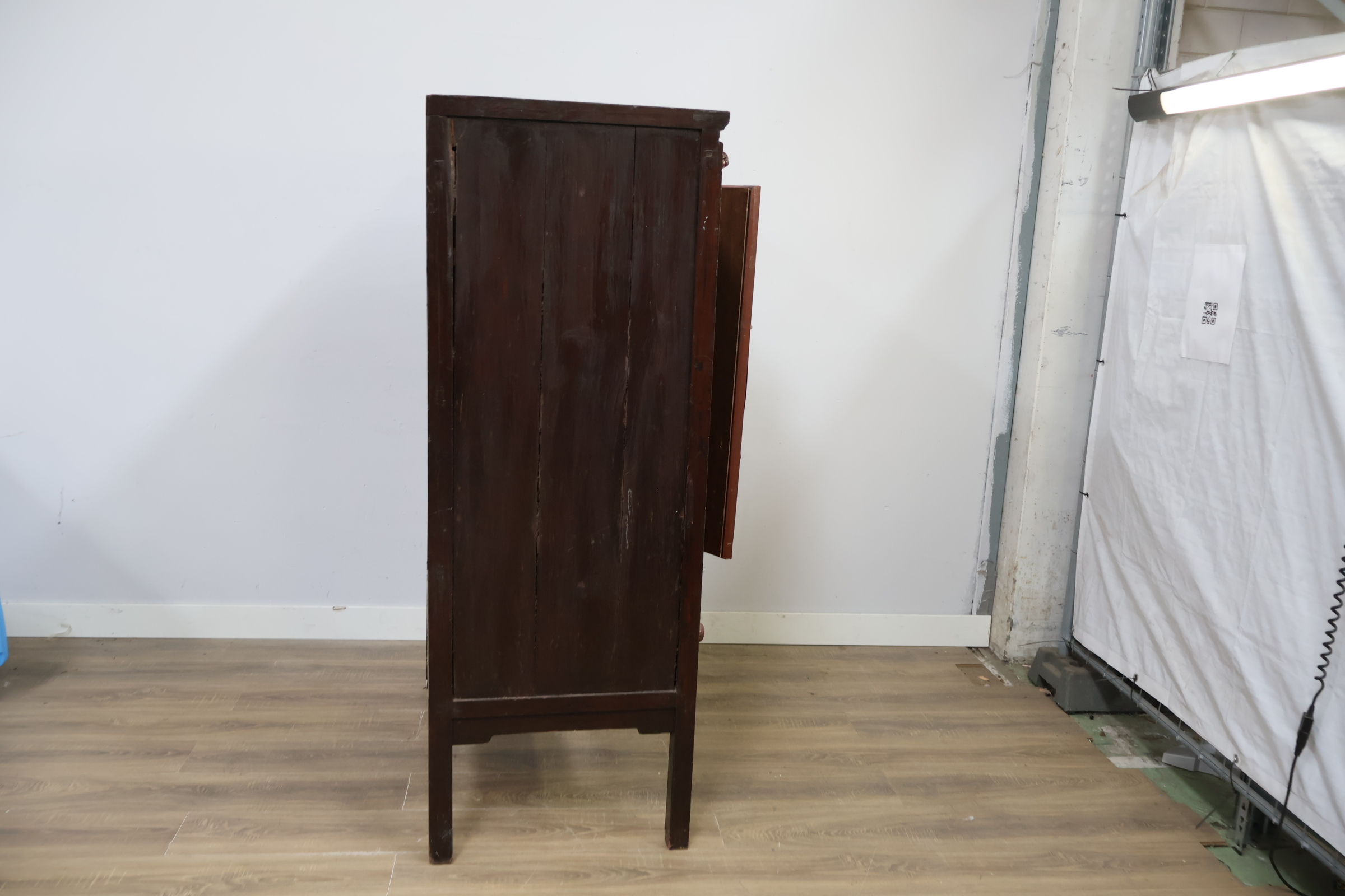Chinese houten kast met rode deuren en metalen beslag – foto 4 – kavel bij GSD Auctions, Zoeterwoude
