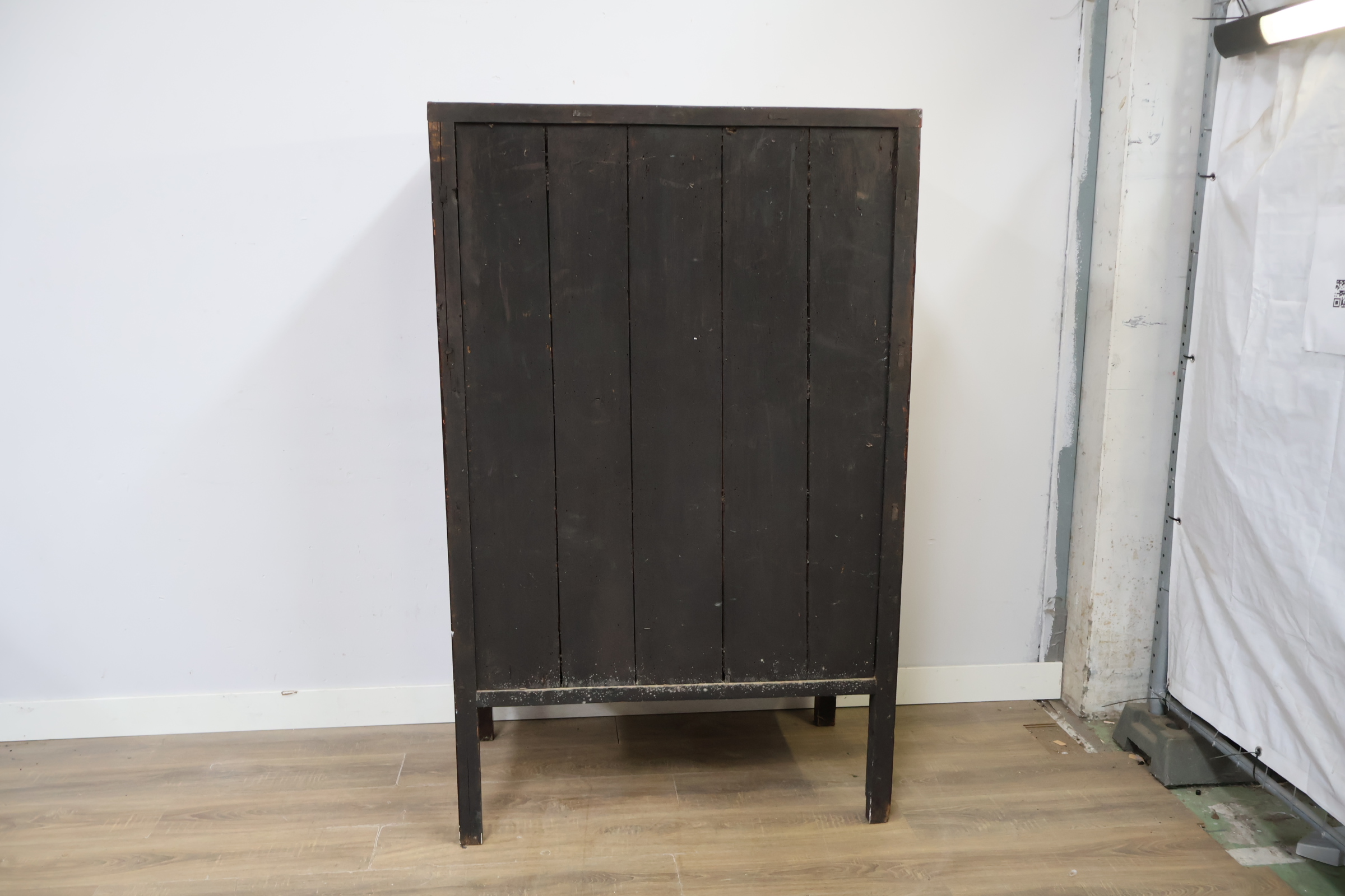 Chinese houten kast met rode deuren en metalen beslag – foto 5 – kavel bij GSD Auctions, Zoeterwoude