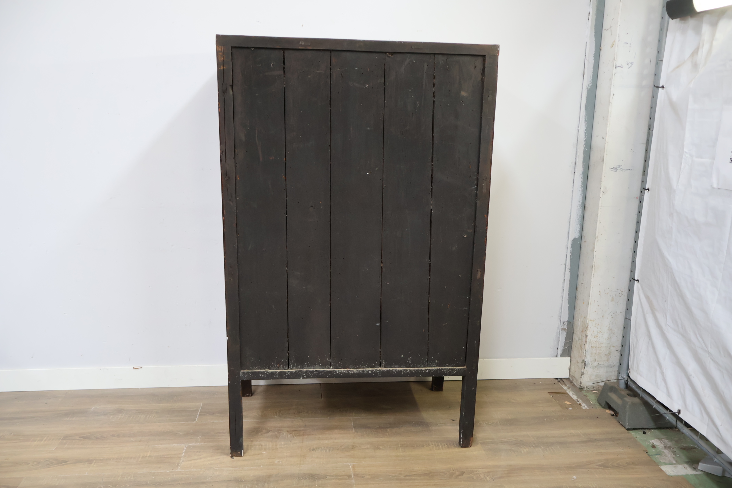 Chinese houten kast met rode deuren en metalen beslag – foto 6 – kavel bij GSD Auctions, Zoeterwoude