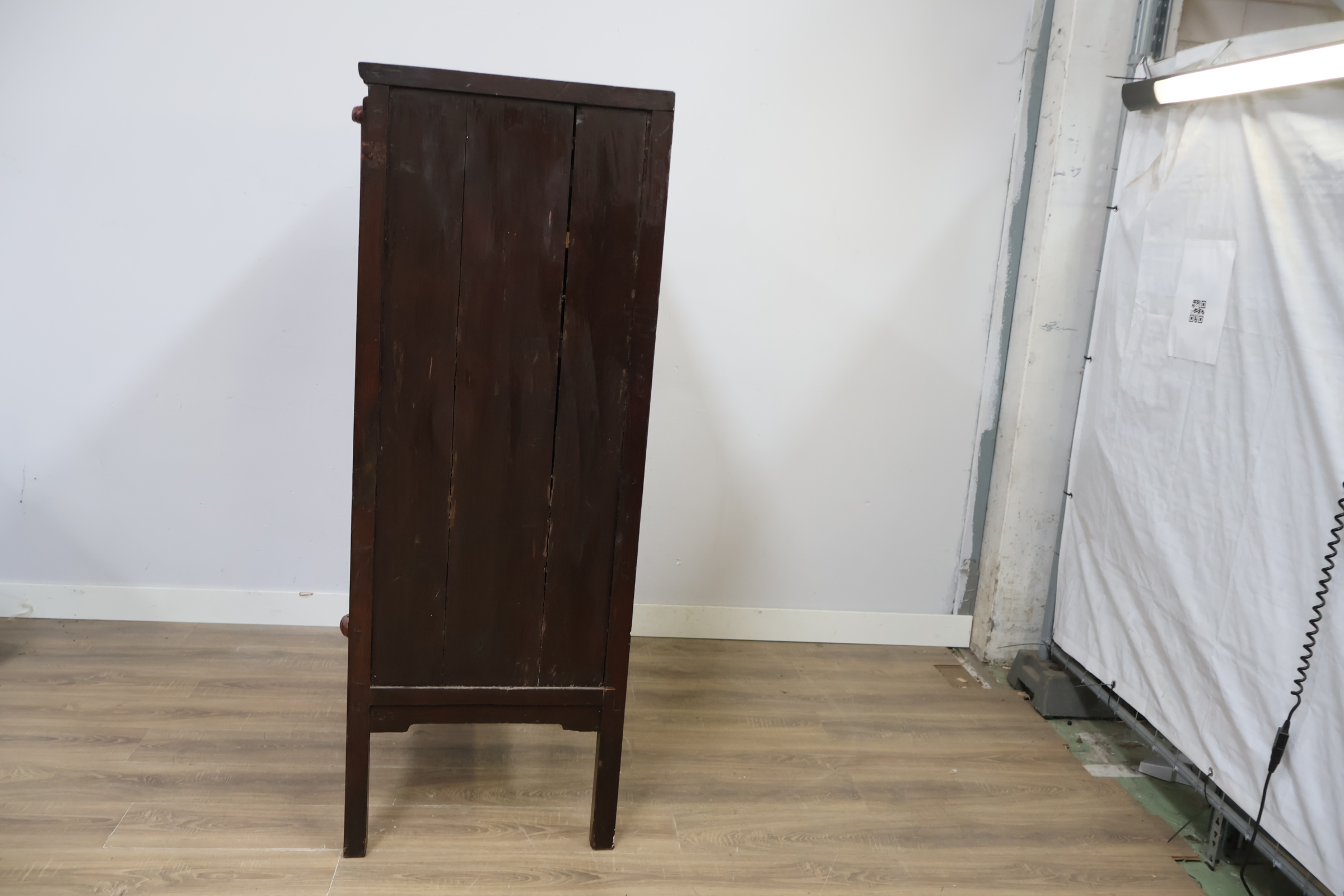 Chinese houten kast met rode deuren en metalen beslag – foto 7 – kavel bij GSD Auctions, Zoeterwoude