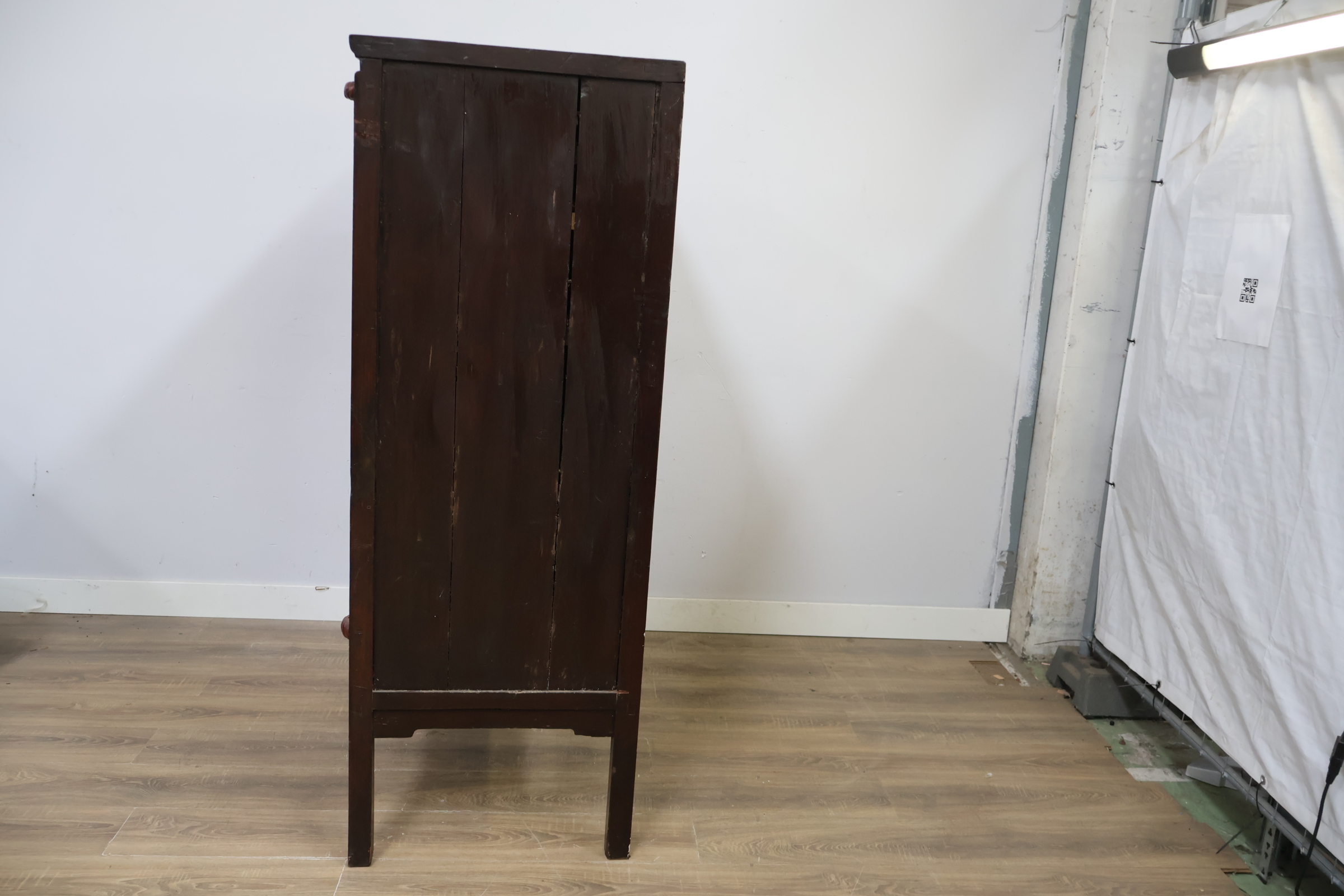 Chinese houten kast met rode deuren en metalen beslag – foto 8 – kavel bij GSD Auctions, Zoeterwoude