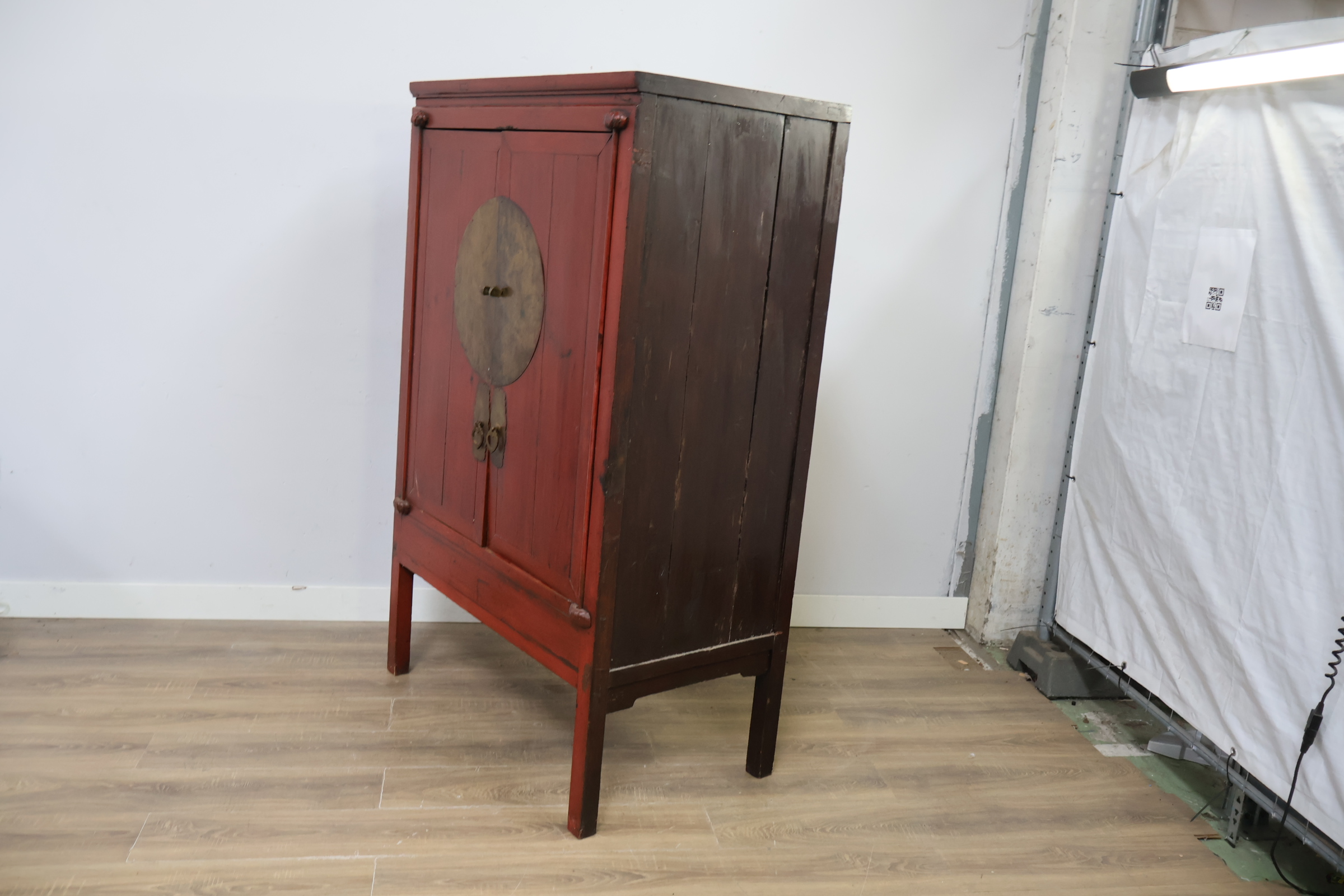 Chinese houten kast met rode deuren en metalen beslag – foto 9 – kavel bij GSD Auctions, Zoeterwoude
