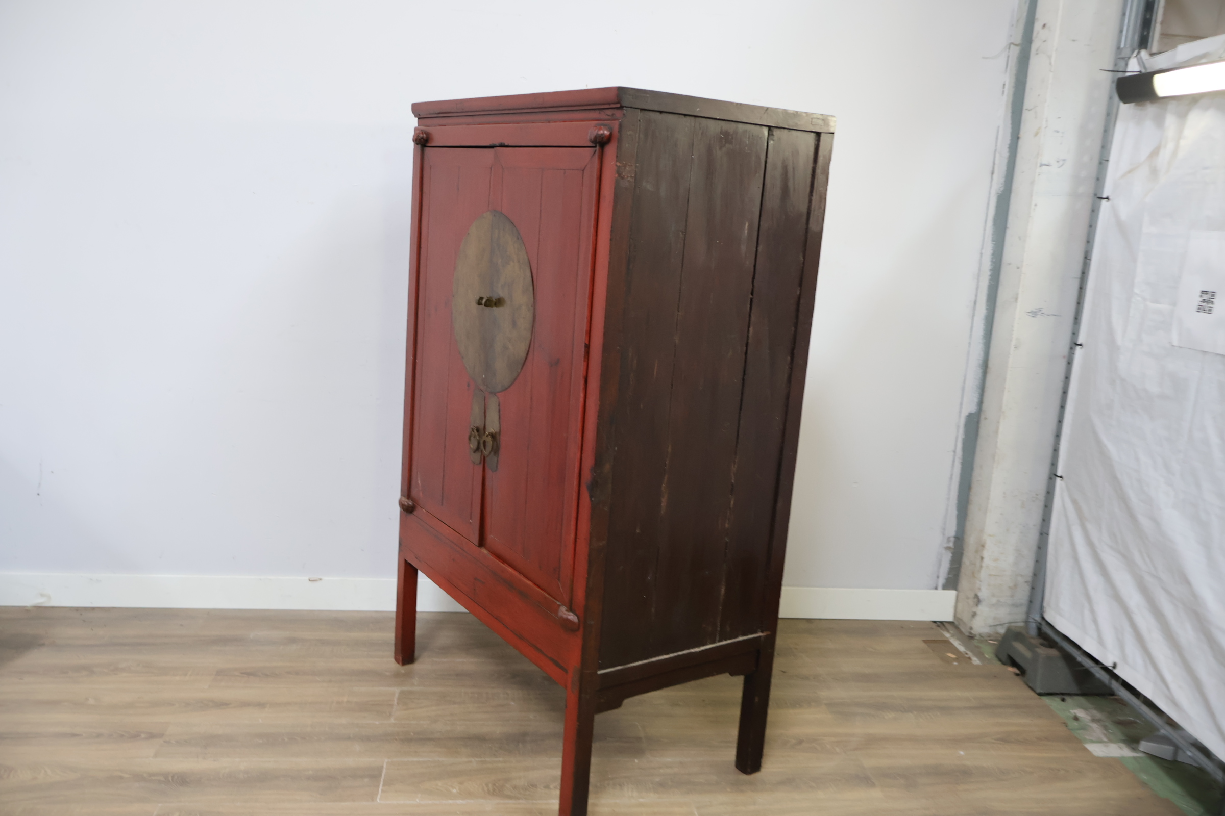 Chinese houten kast met rode deuren en metalen beslag – foto 10 – kavel bij GSD Auctions, Zoeterwoude