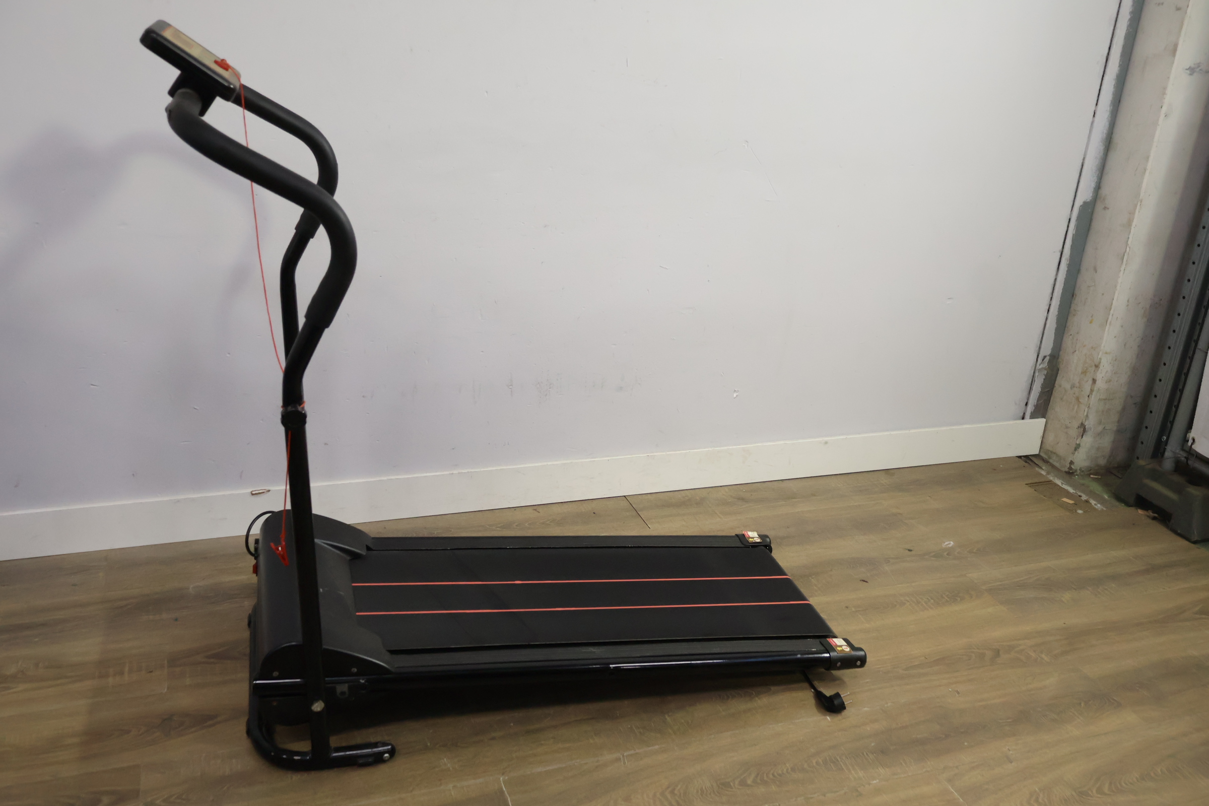 Lichtgewicht loopband met display – foto 10 – kavel bij GSD Auctions, Zoeterwoude