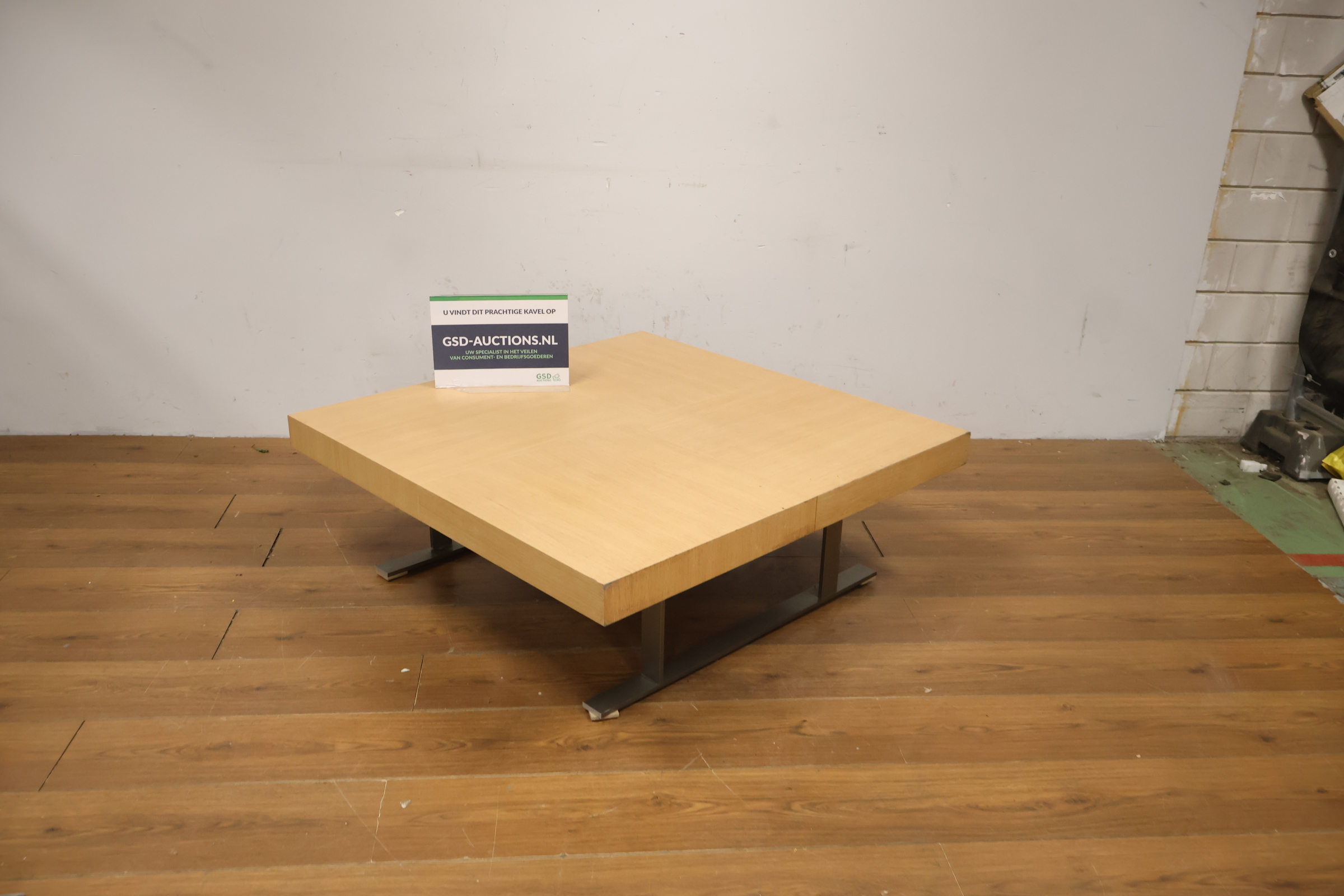 Vierkante salontafel met houten blad en metalen poten – foto 2 – kavel bij GSD Auctions, Zoeterwoude