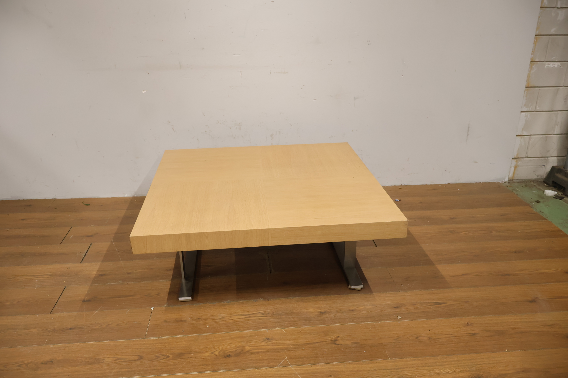 Vierkante salontafel met houten blad en metalen poten – foto 3 – kavel bij GSD Auctions, Zoeterwoude