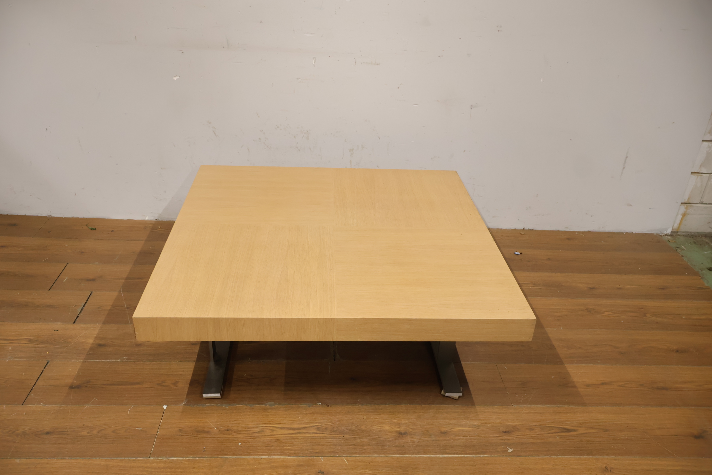 Vierkante salontafel met houten blad en metalen poten – foto 4 – kavel bij GSD Auctions, Zoeterwoude