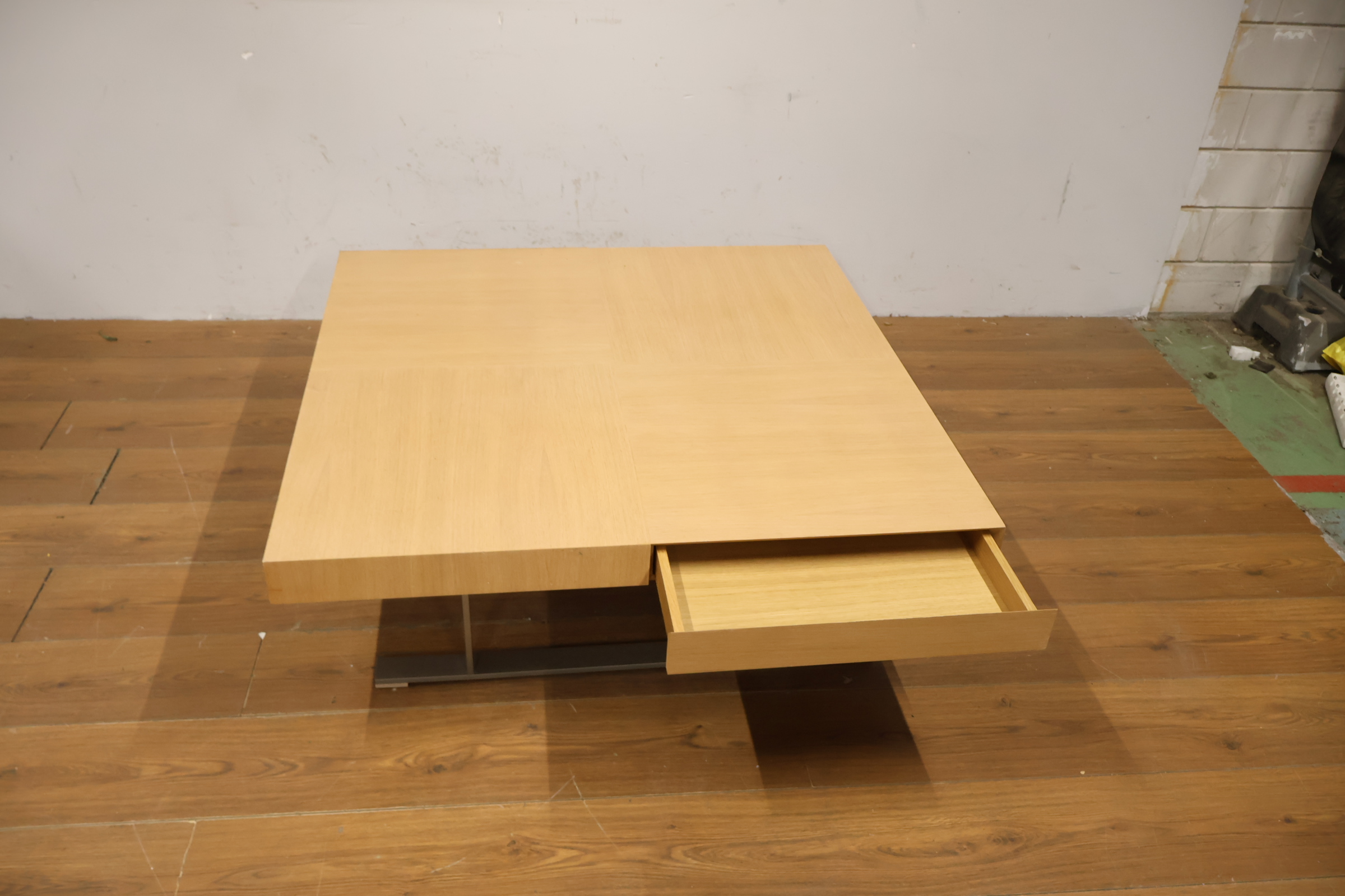 Vierkante salontafel met houten blad en metalen poten – foto 5 – kavel bij GSD Auctions, Zoeterwoude