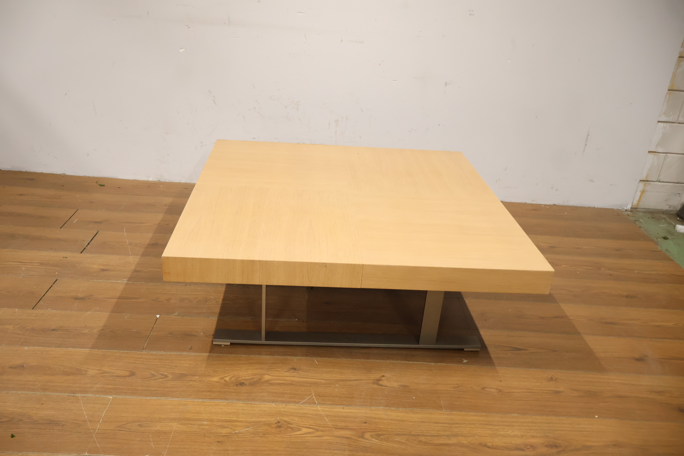 Vierkante salontafel met houten blad en metalen poten – foto 6 – kavel bij GSD Auctions, Zoeterwoude