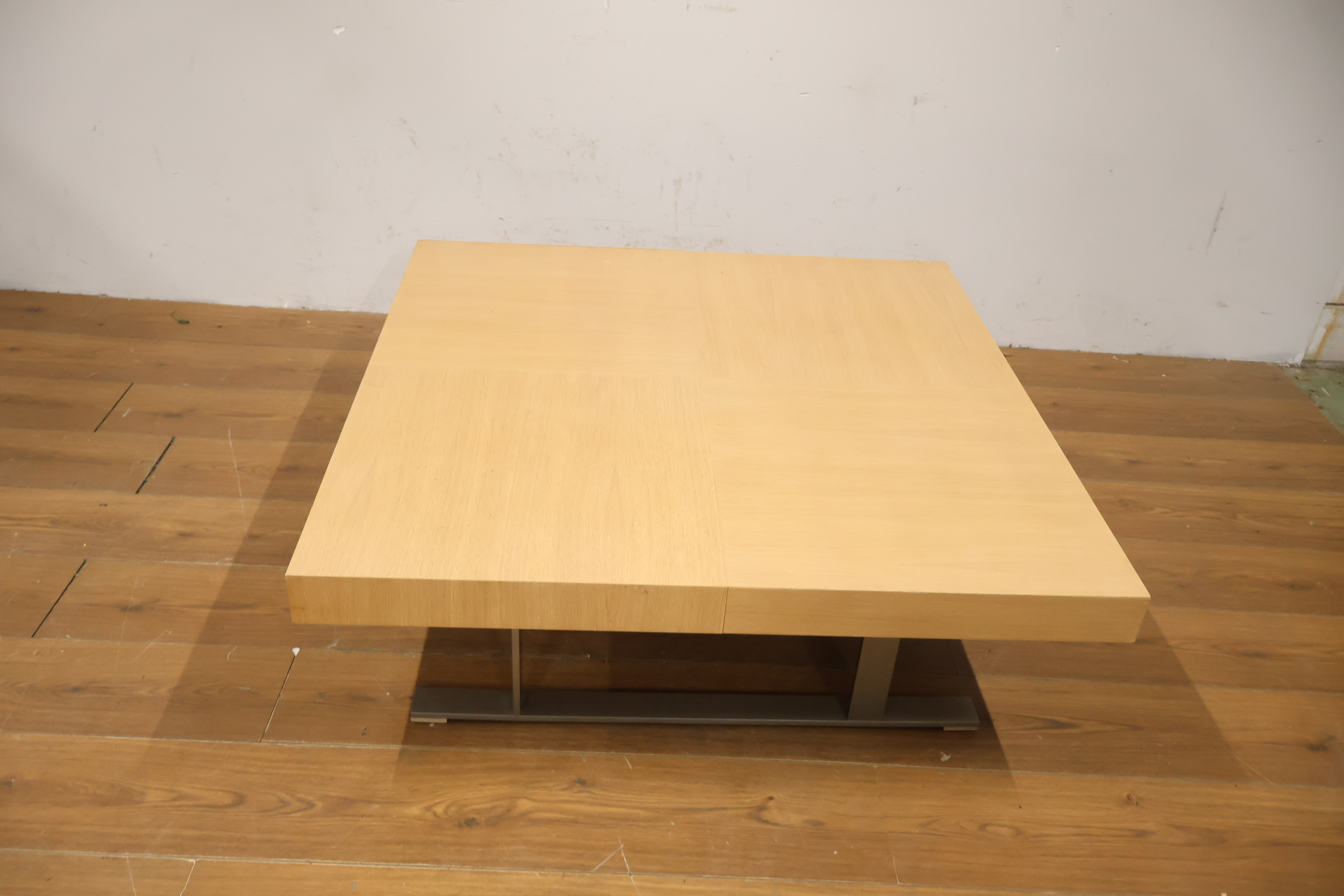 Vierkante salontafel met houten blad en metalen poten – foto 7 – kavel bij GSD Auctions, Zoeterwoude