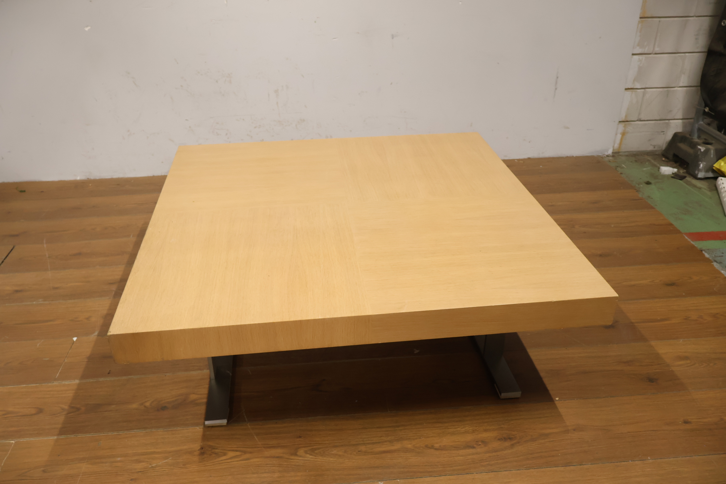 Vierkante salontafel met houten blad en metalen poten – foto 8 – kavel bij GSD Auctions, Zoeterwoude