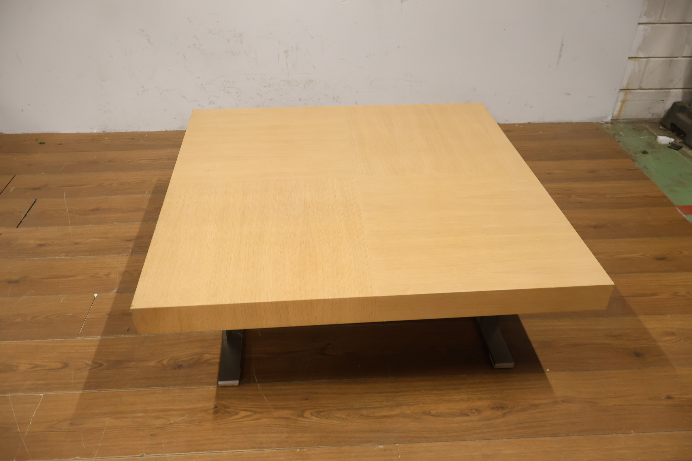 Vierkante salontafel met houten blad en metalen poten – foto 9 – kavel bij GSD Auctions, Zoeterwoude