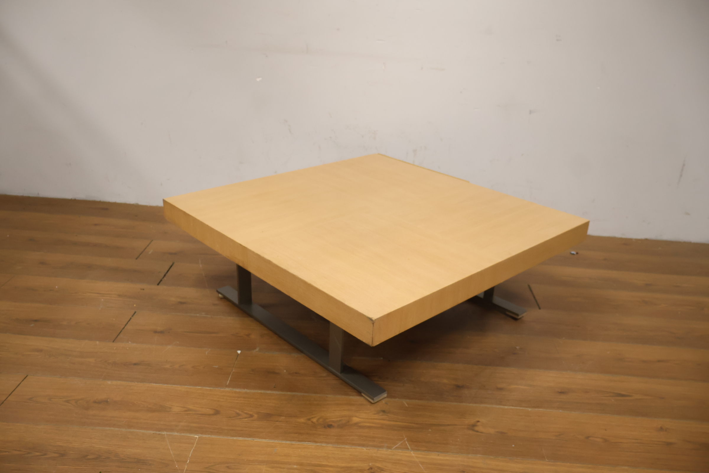 Vierkante salontafel met houten blad en metalen poten – foto 10 – kavel bij GSD Auctions, Zoeterwoude