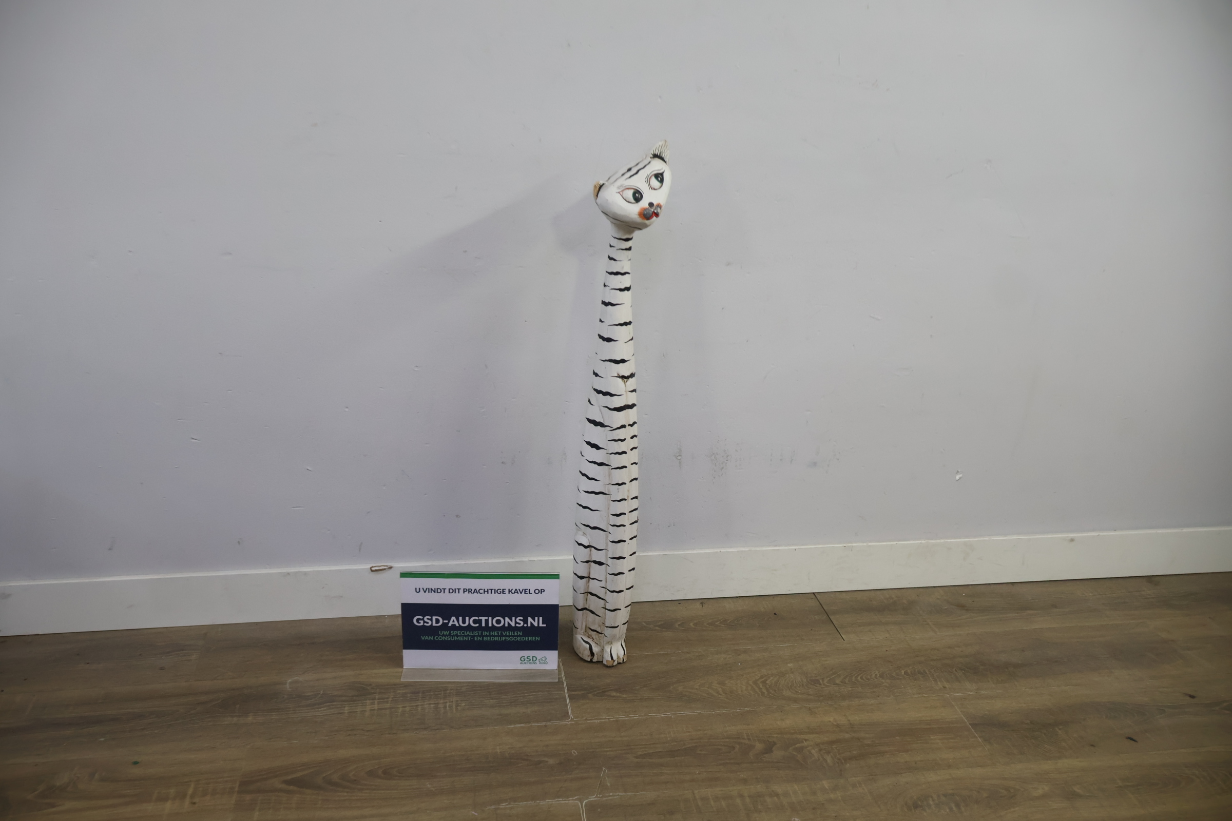 Houten langgerekte kattenbeeldje – foto 2 – kavel bij GSD Auctions, Zoeterwoude