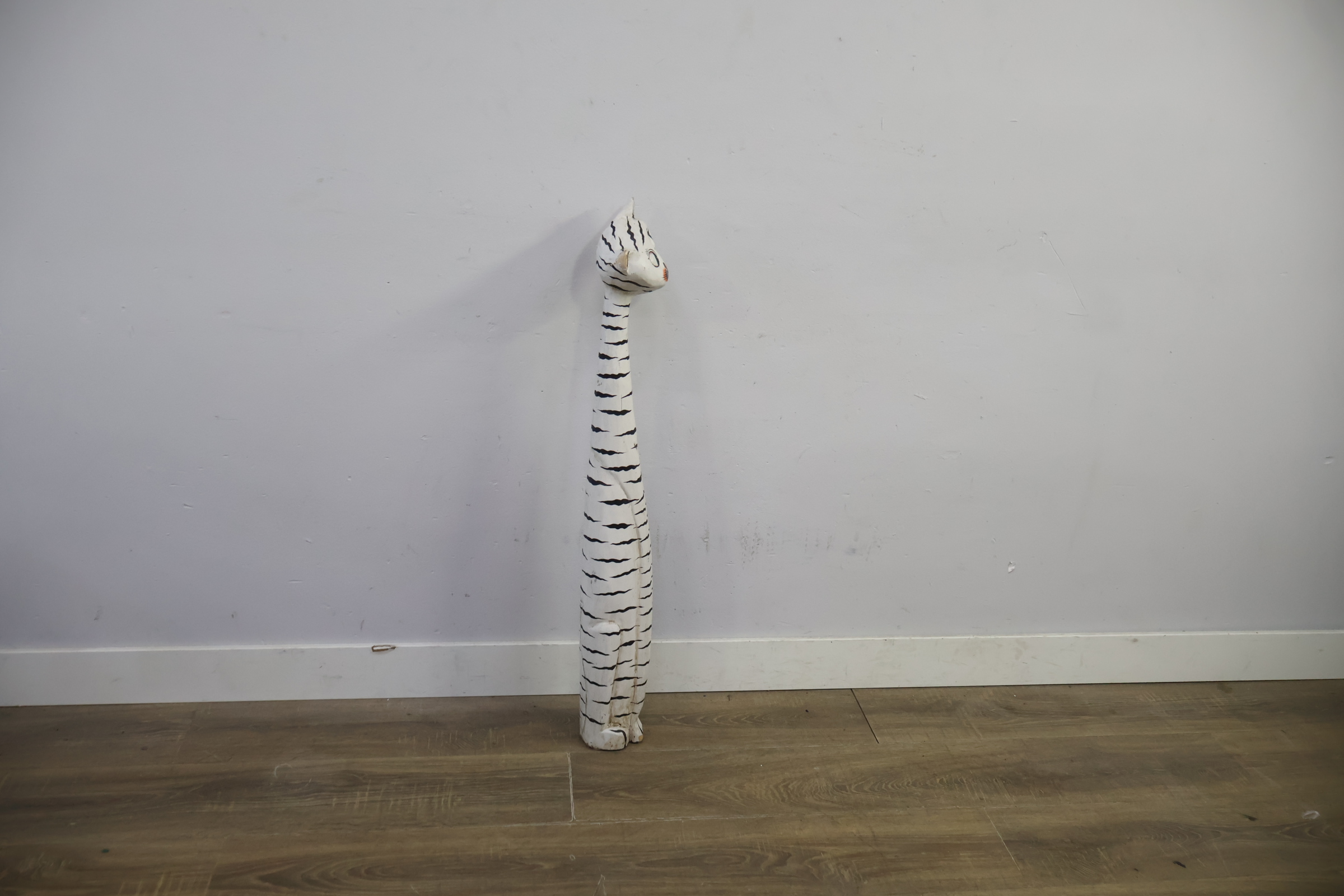 Houten langgerekte kattenbeeldje – foto 3 – kavel bij GSD Auctions, Zoeterwoude